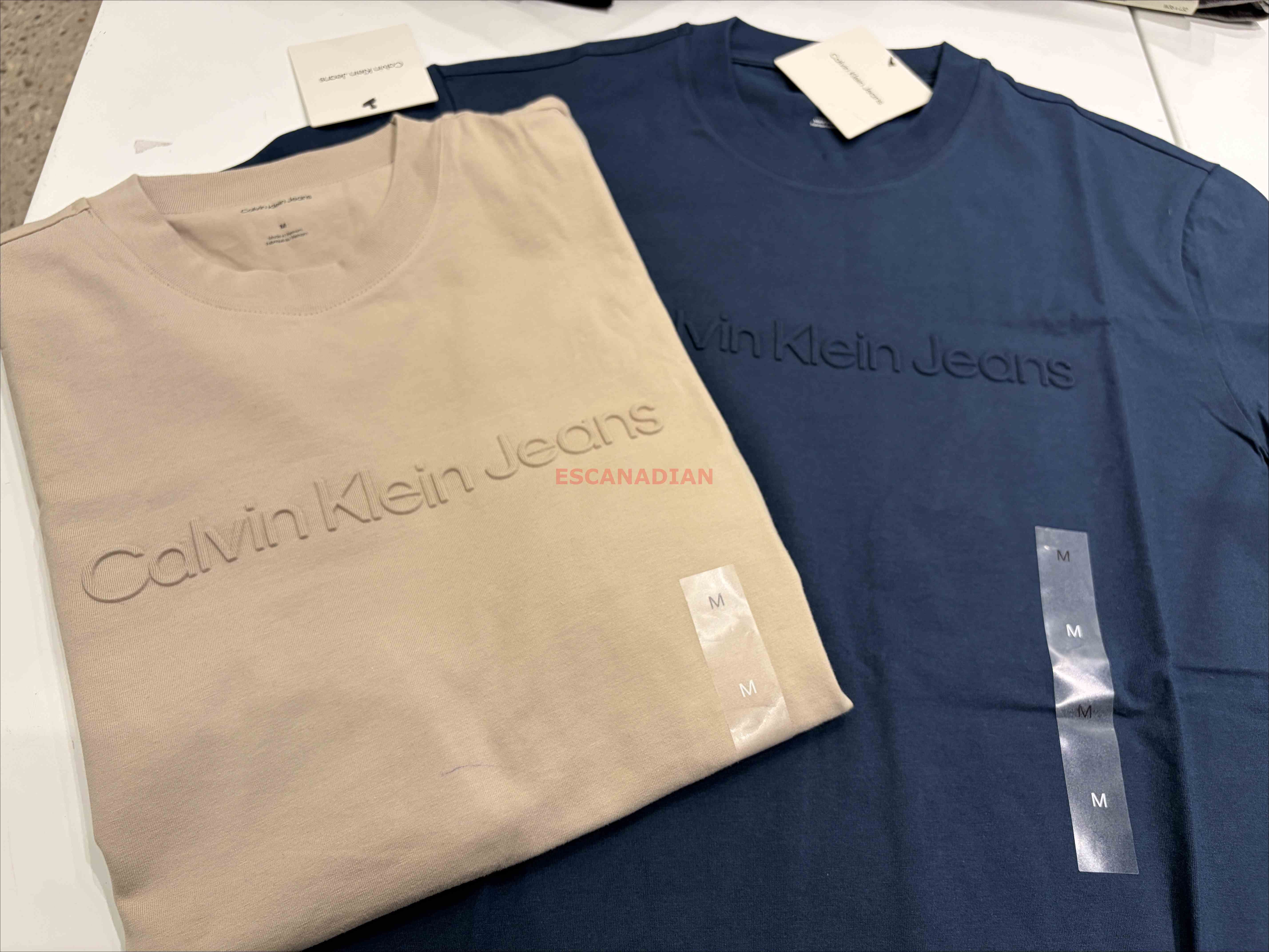 CK 男大人 立體壓印 字樣圖案 小厚磅 短TEE (2色)