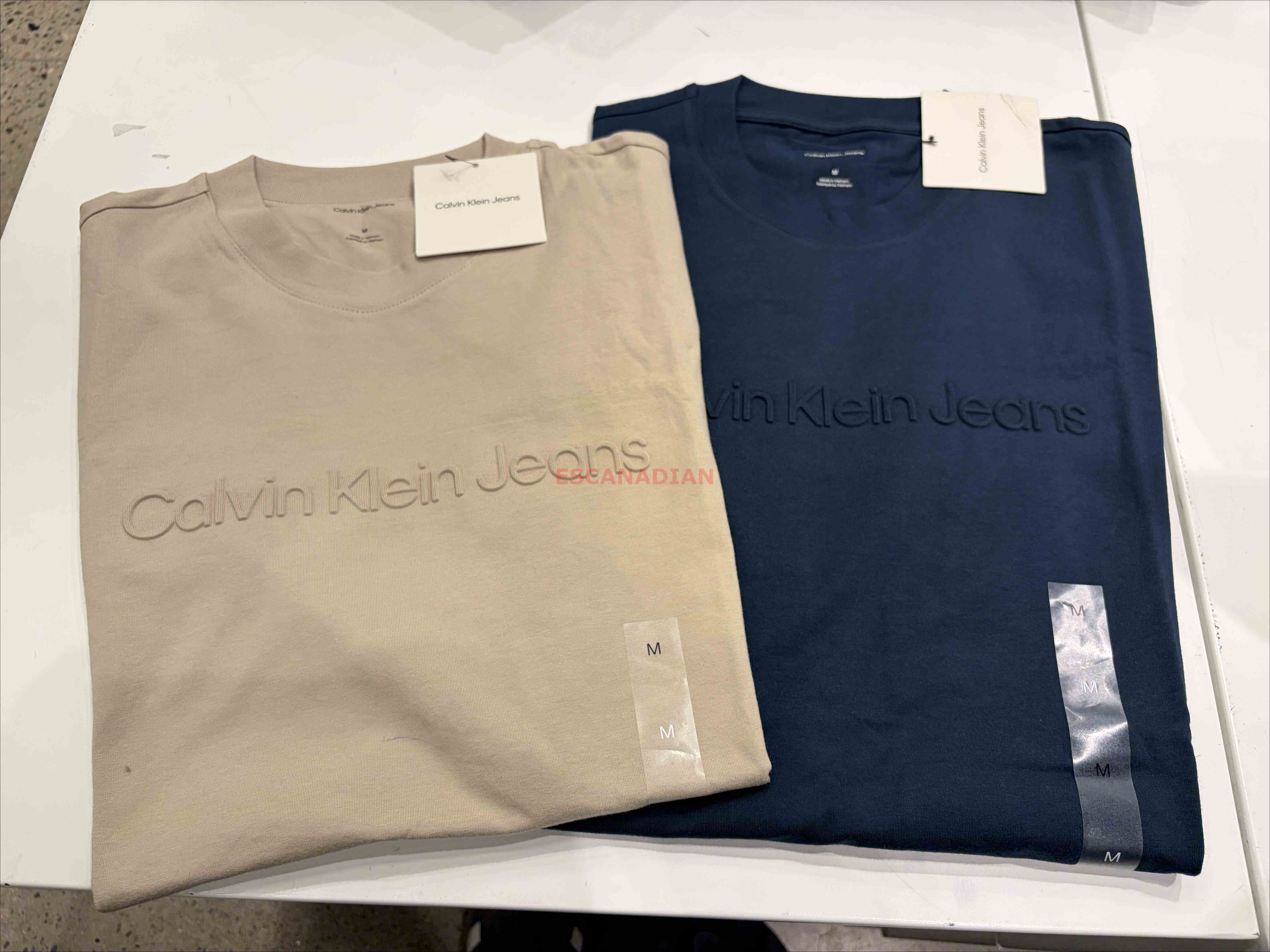 CK 男大人 立體壓印 字樣圖案 小厚磅 短TEE (2色)