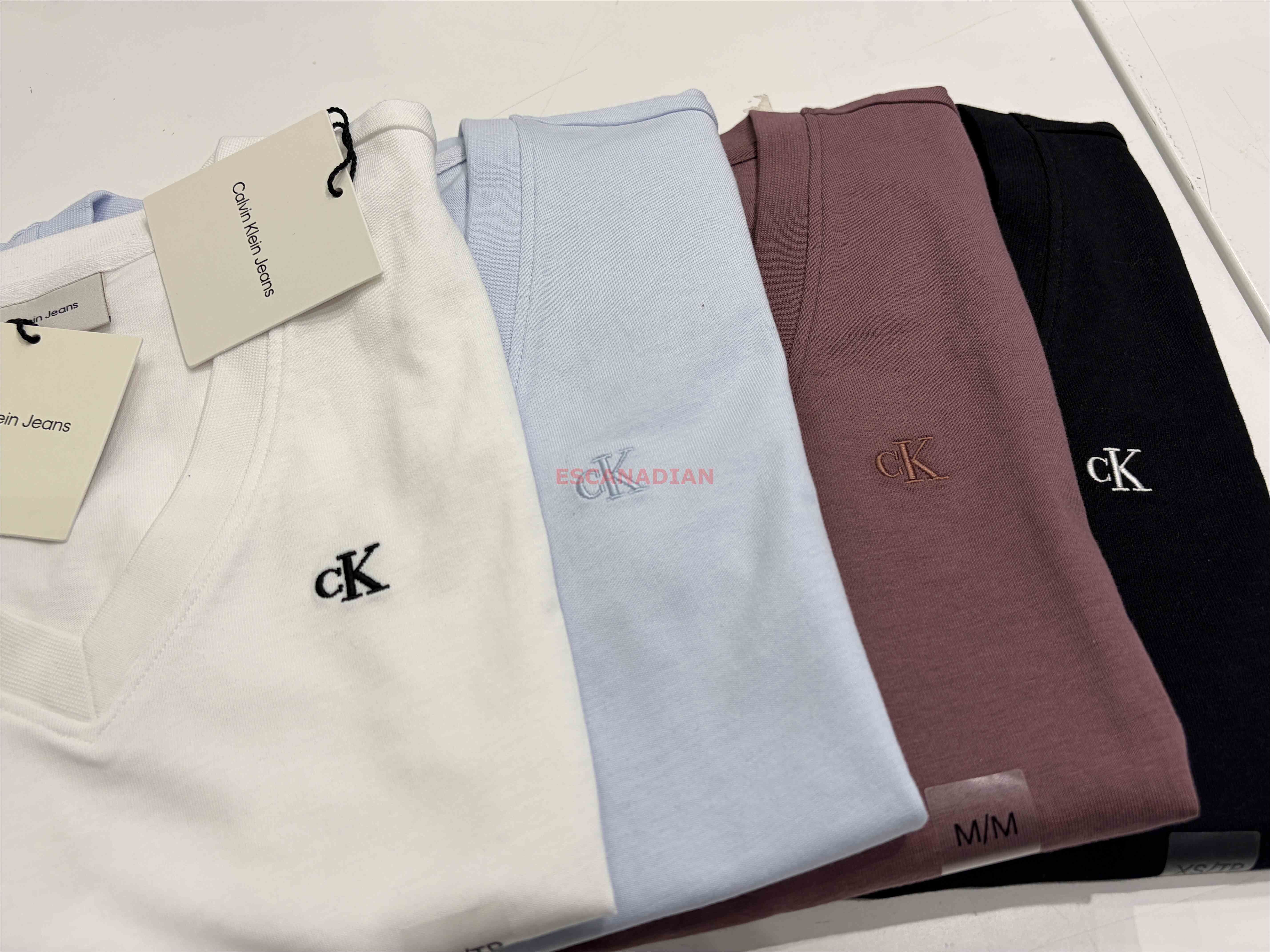 CK 女大人 經典款 電繡小字樣 V領 短TEE (4色) (Class fit)