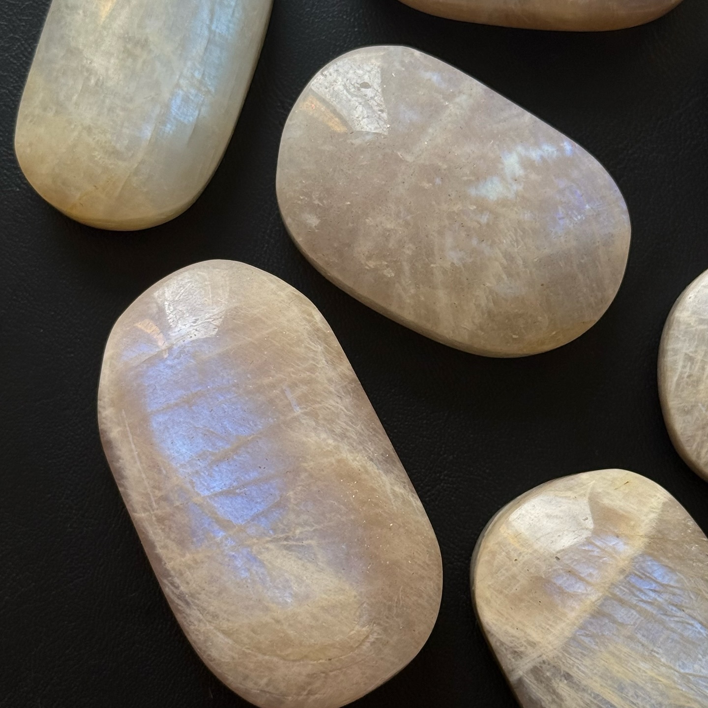 [原石] 奶油月光石 / 日月同輝石 水晶把玩