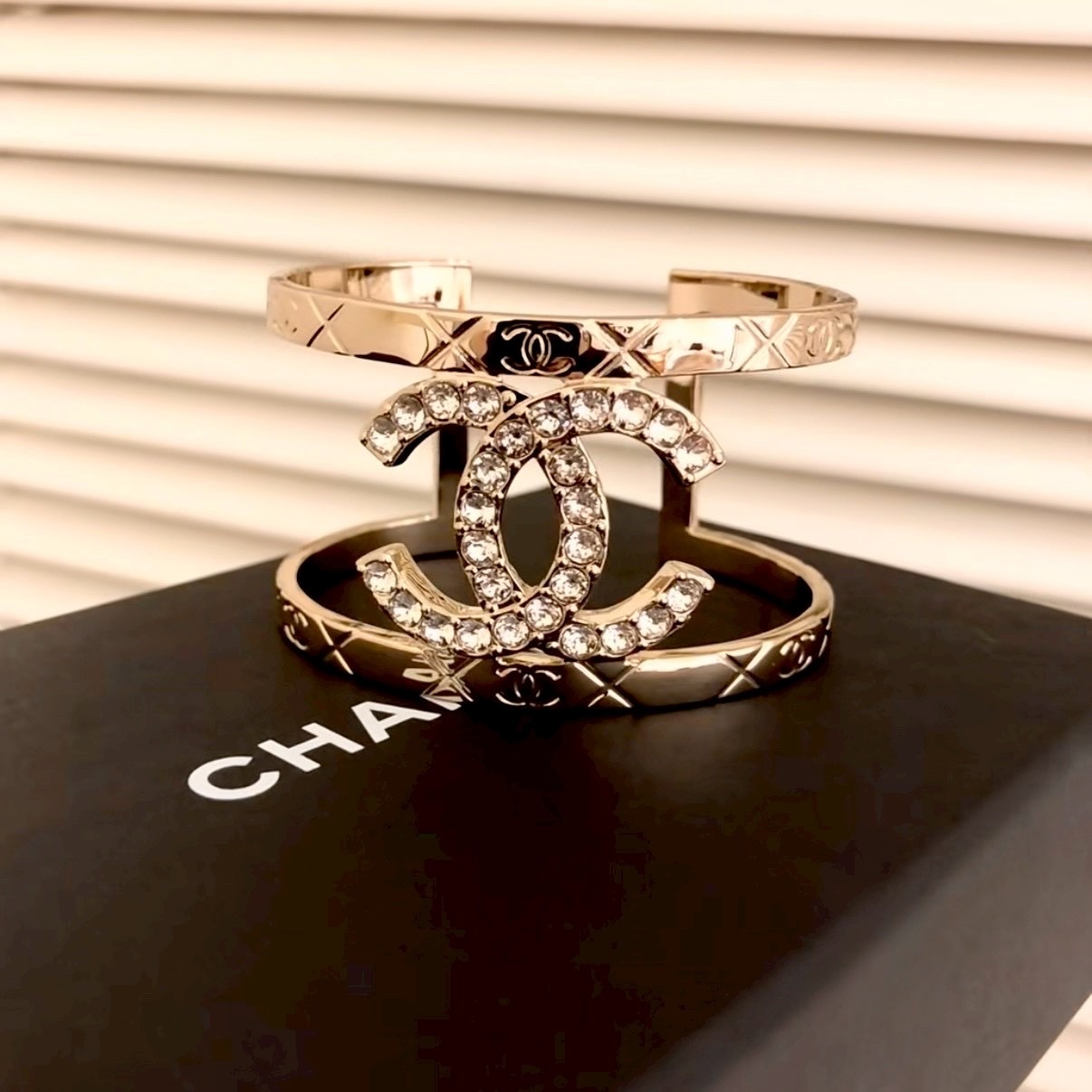 18k 香奶奶25p”金鑽雙c菱格紋鏤空寬手鐲/高奢定製