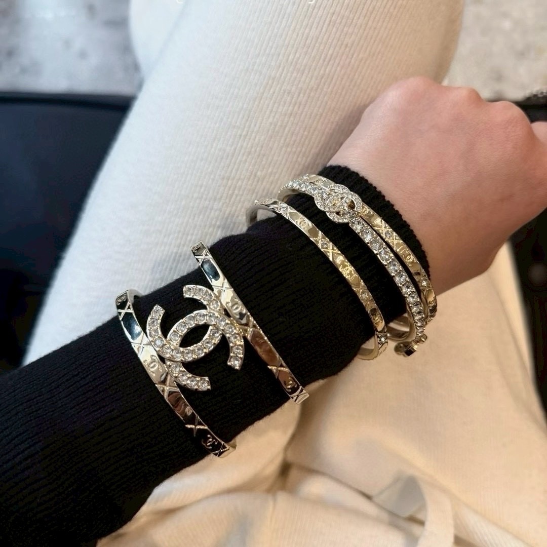 18k 香奶奶25p”金鑽雙c菱格紋鏤空寬手鐲/高奢定製