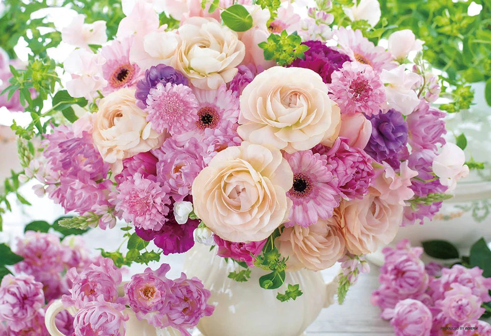 淡紫色，帶著平靜且微笑的微笑