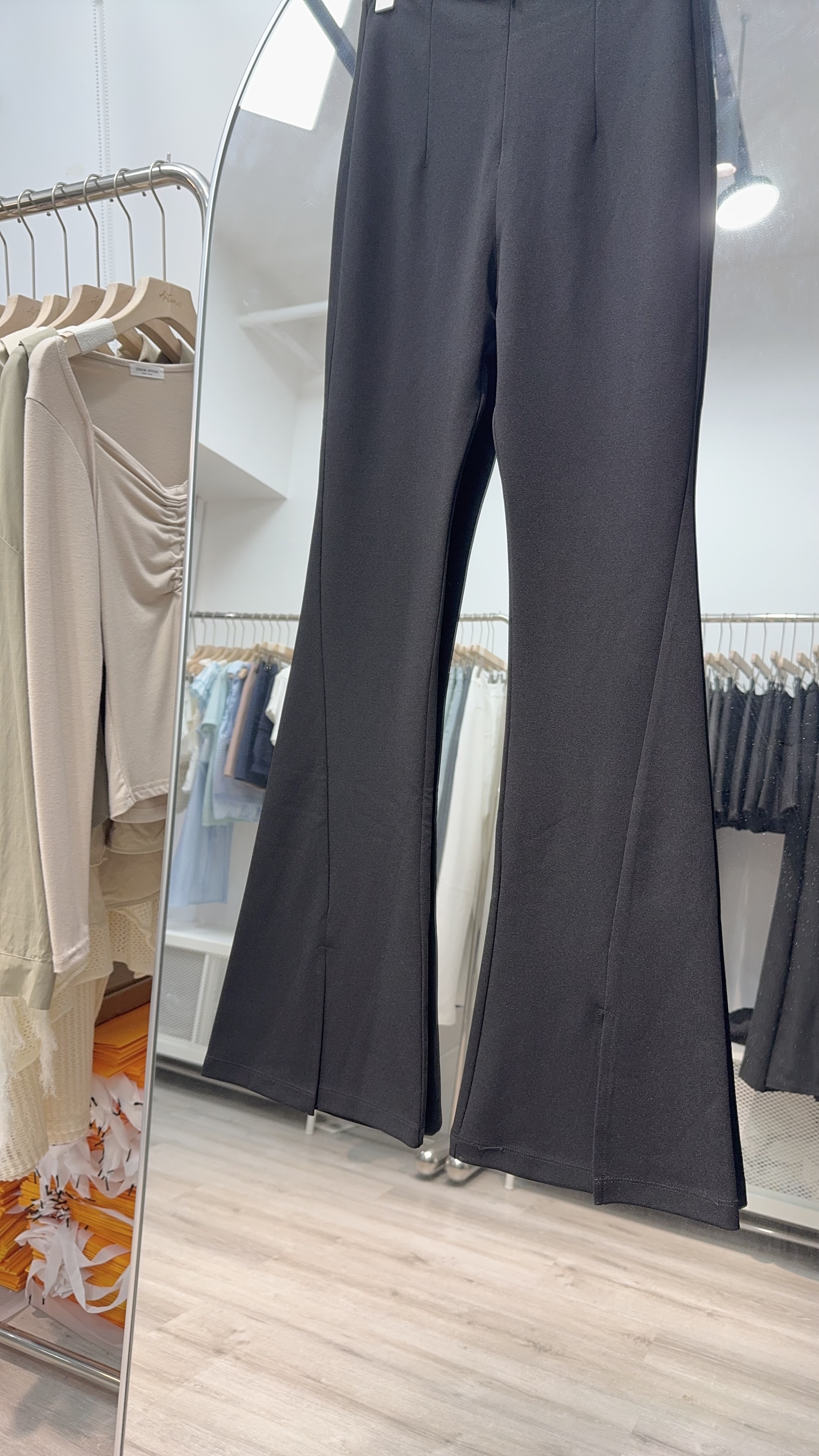 黑色彈力前開叉喇叭褲