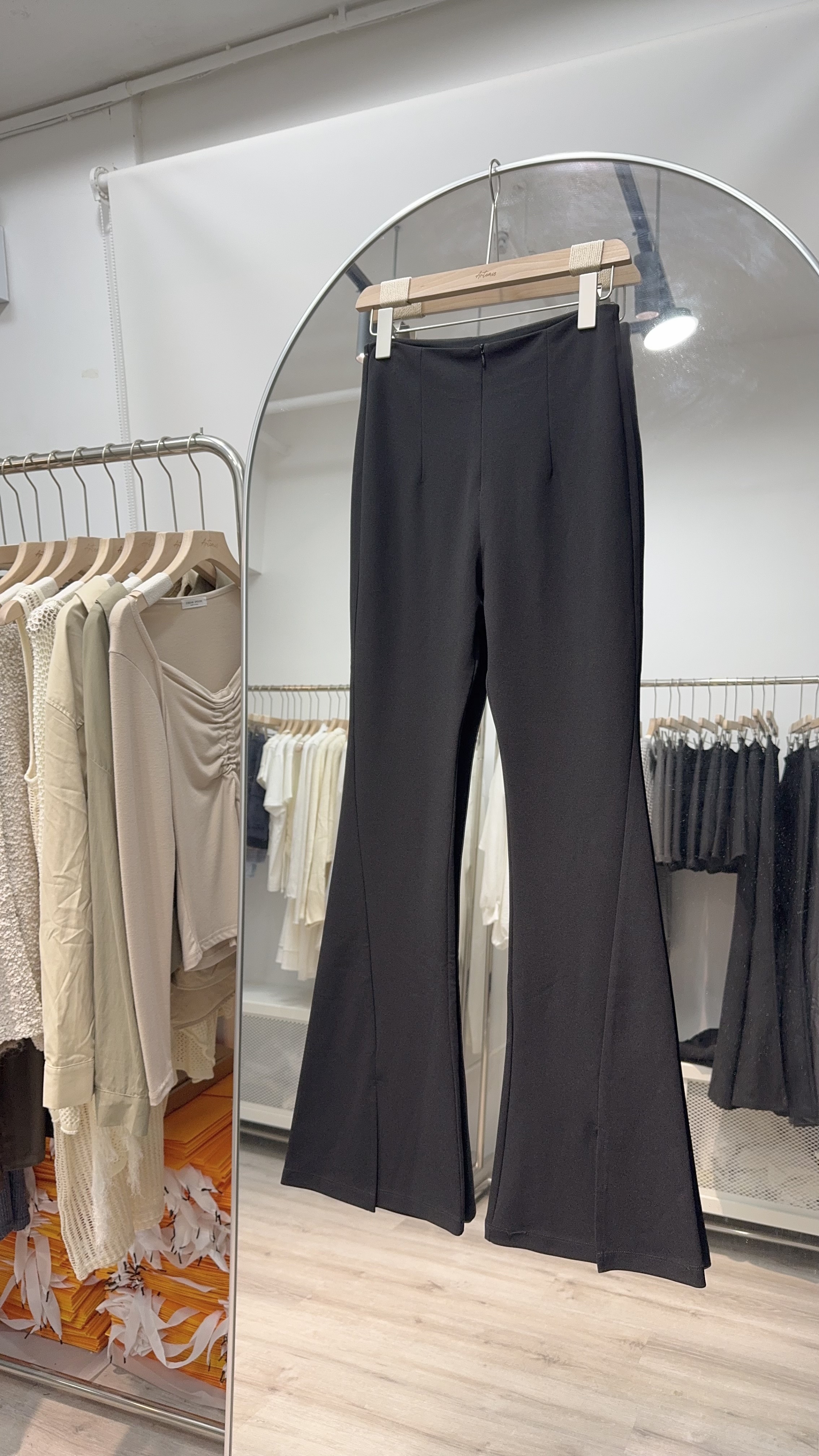 黑色彈力前開叉喇叭褲