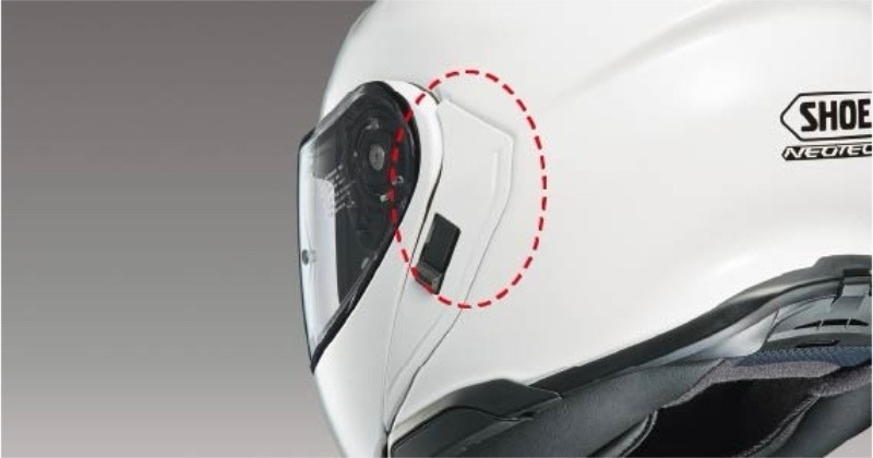 「無縫」的設計在外型上緊密密封   NEOTEC 3 簡約又不失運動感，面蓋、零件與外殼無縫連接，營造出一體感。經過大型 風洞測試設施的反覆驗證，我們追求一種能夠有效提高密封性的形狀，這對於具有可移動面罩的 系統頭盔來說尤其如此。透過在面蓋完全關閉時用側蓋覆蓋與面蓋相鄰的一側，使面蓋與面蓋 之間的間隙最小化，減少風雨的侵入。