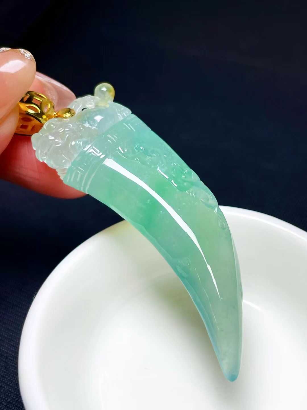 129434 翡翠龍牙吊墜