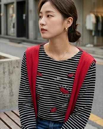 【時髦百搭的刺繡嘴唇假批肩條紋tee】（現貨）