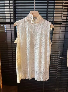 A57 米白色高領蕃絲打底背心