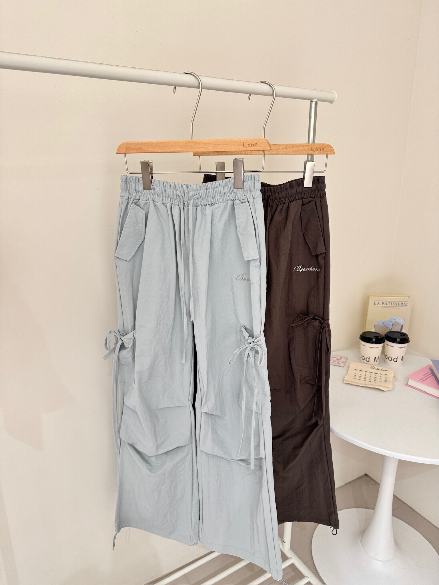 刺繡綁帶抓褶工裝褲