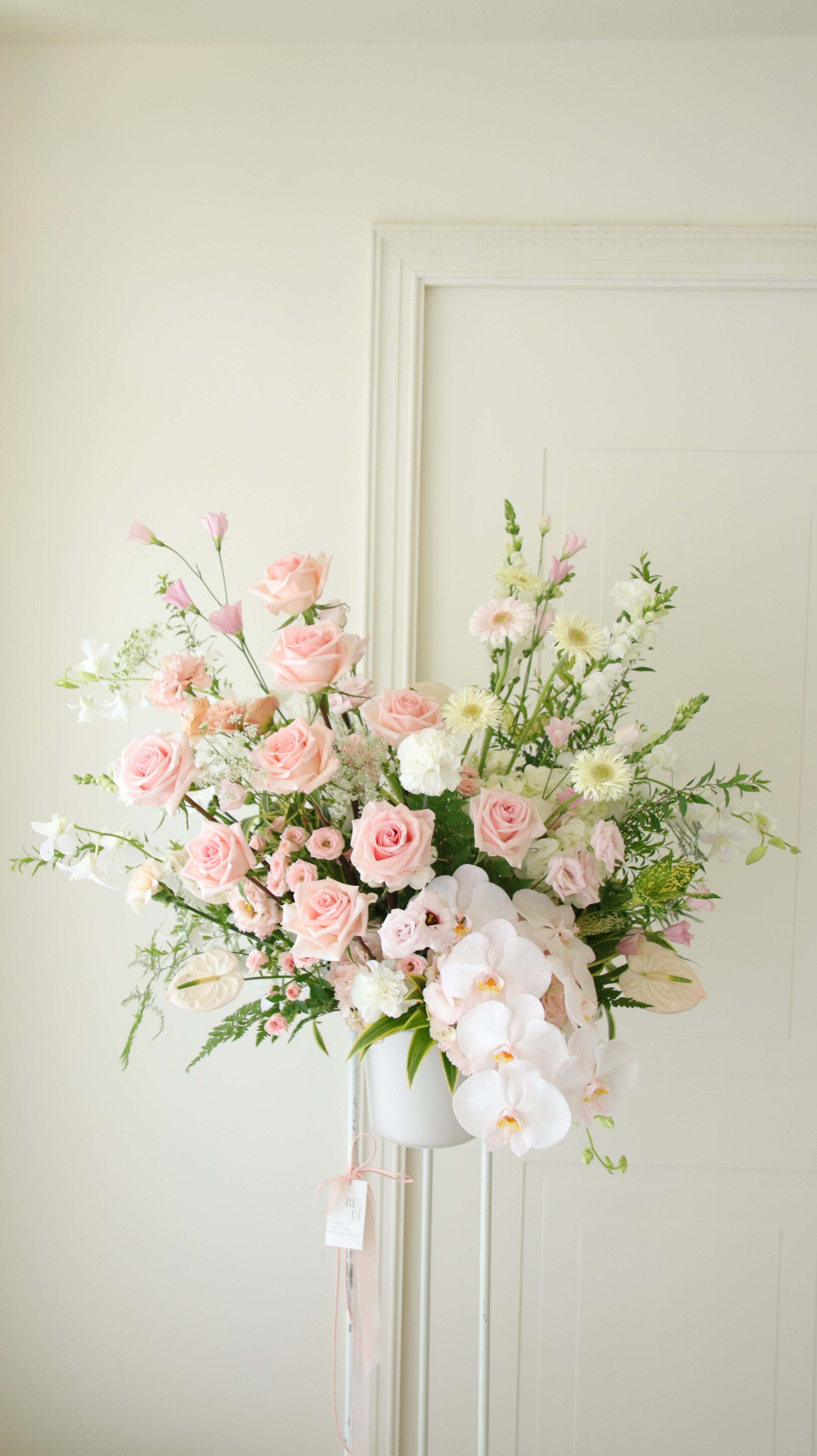 RUNI Flowers - 特色不挑款高架花籃（花材及色系由花藝師設計搭配）