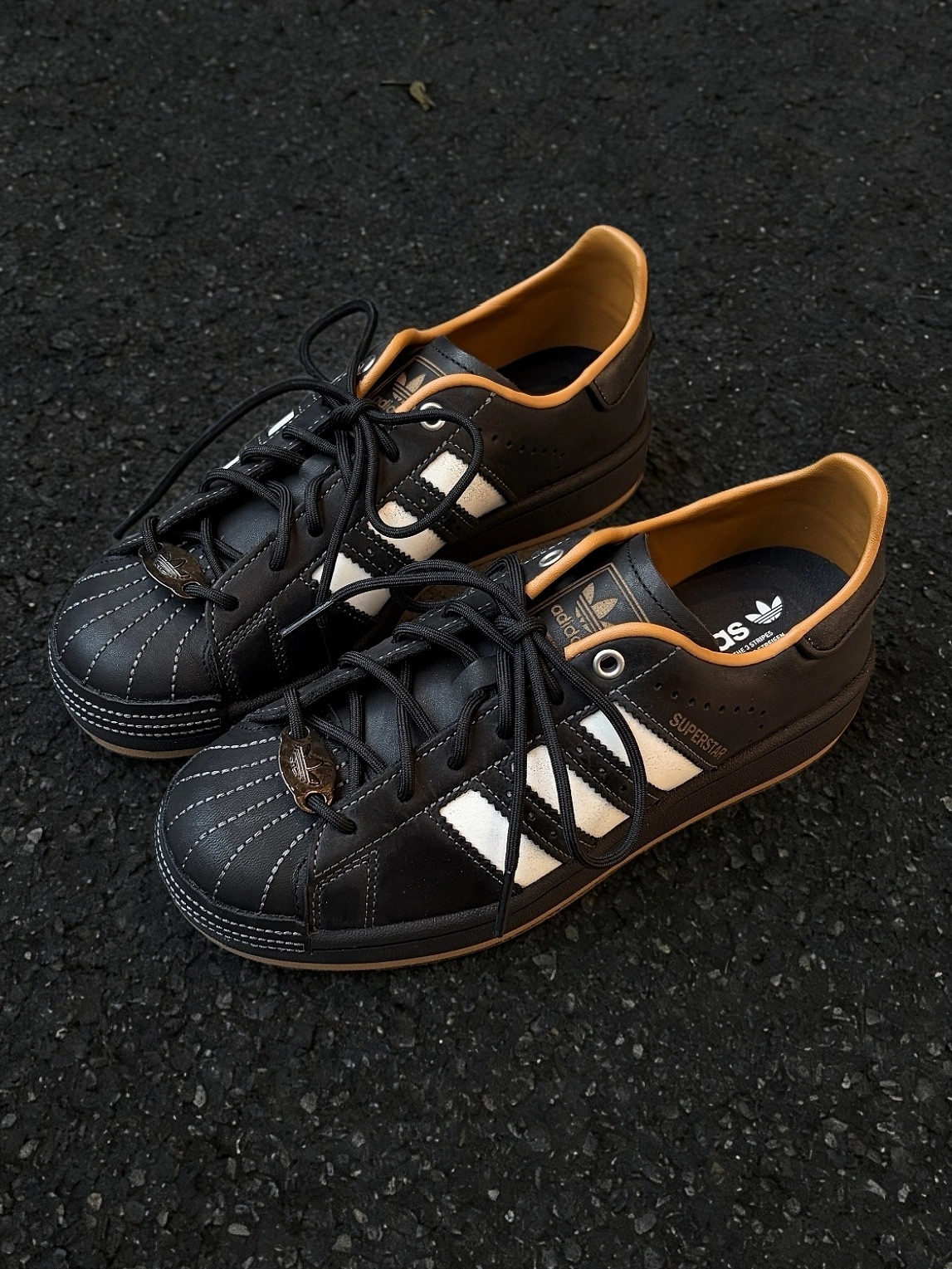 代購-ADIDAS SUPERSTAR 2 黑金 老錢風 油蠟皮 貝殼頭 KI6590