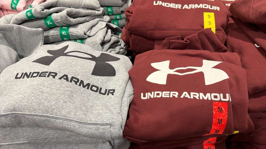 VV071 美國COSTCO UNDER ARMOUR 沐色LOGO連帽衛衣