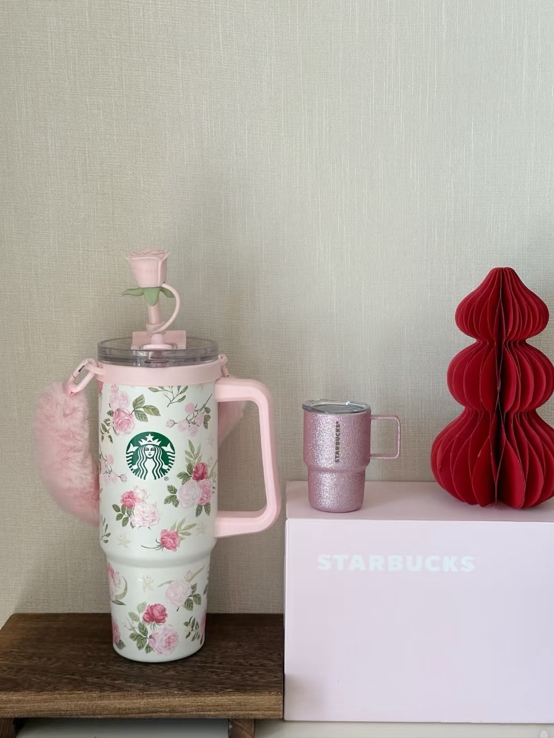 【預購】STARBUCKS 星巴克 春天限定 萬花玫境 玫瑰花籃毛絨提手杯 雙飲口不鏽鋼保溫杯 杯套 送迷你杯吊飾 900ML