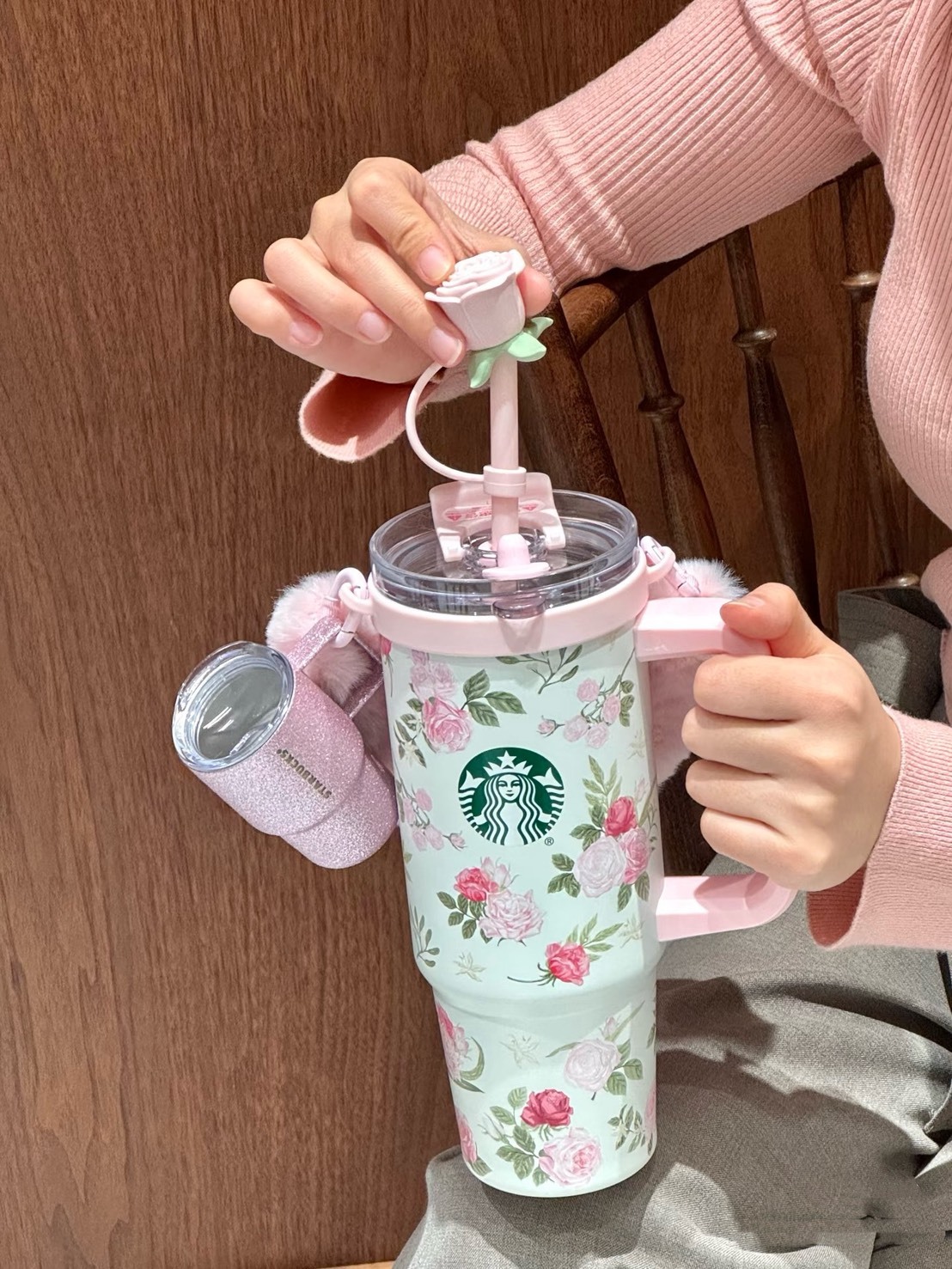 【預購】STARBUCKS 星巴克 春天限定 萬花玫境 玫瑰花籃毛絨提手杯 雙飲口不鏽鋼保溫杯 杯套 送迷你杯吊飾 900ML