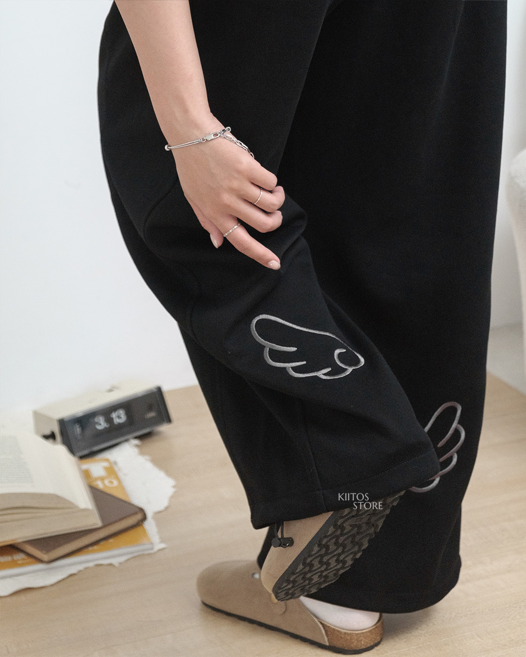 【預購】韓國 Loonough 天使翅膀 褲腳刺繡 Angel Wing Slit Line 寬版 棉褲 長褲