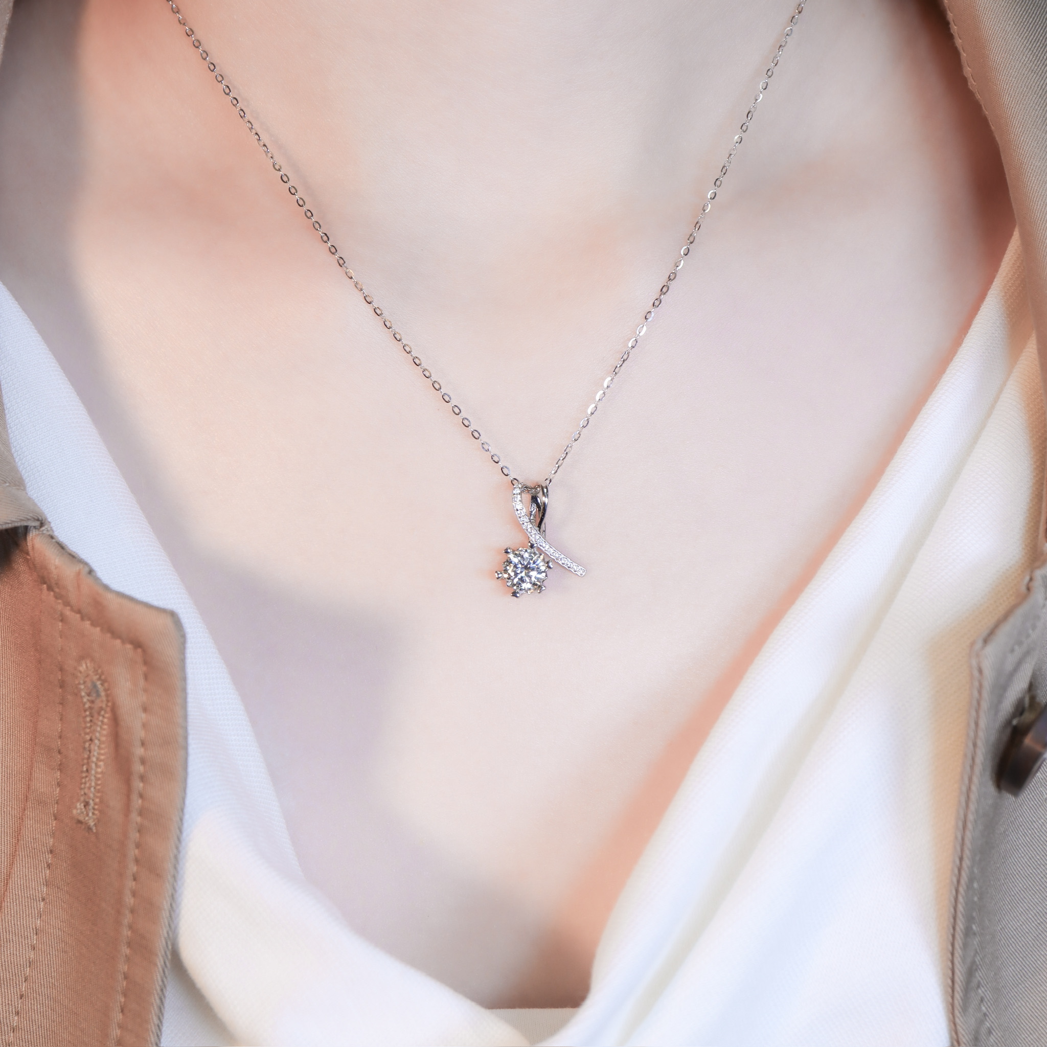 | 925純銀・厚鍍白金・莫桑石 | 鑽光愛意結項鍊 | NE11612 |