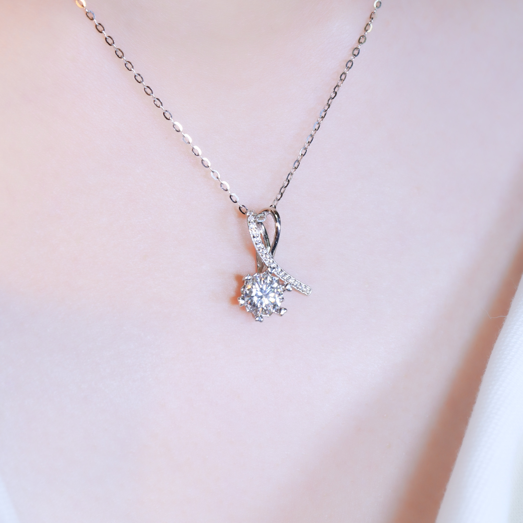 | 925純銀・厚鍍白金・莫桑石 | 鑽光愛意結項鍊 | NE1612 |