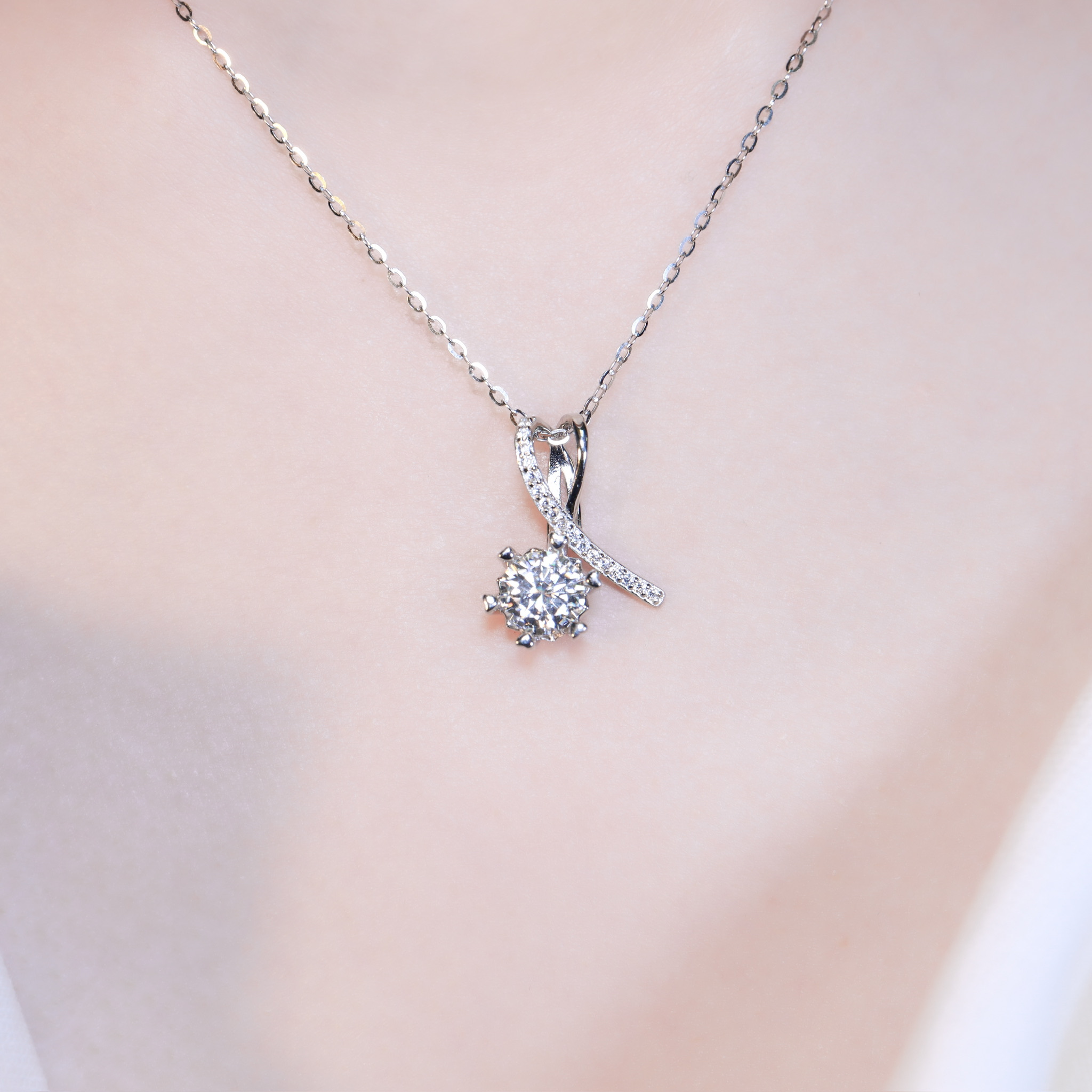 | 925純銀・厚鍍白金・莫桑石 | 鑽光愛意結項鍊 | NE11612 |