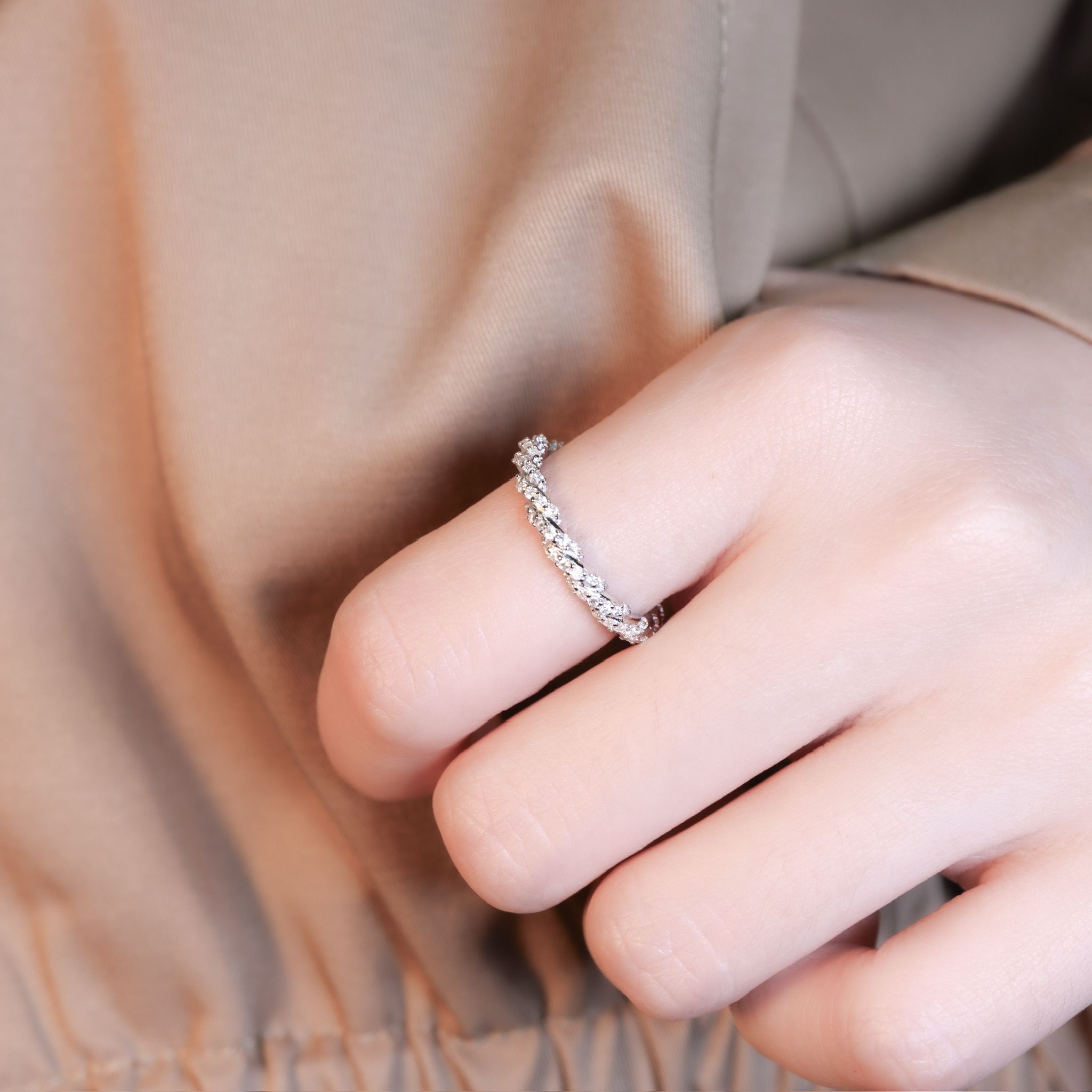 | 925純銀・厚鍍白金・莫桑石 | 鑽光身後是我戒指  | RI1061 |