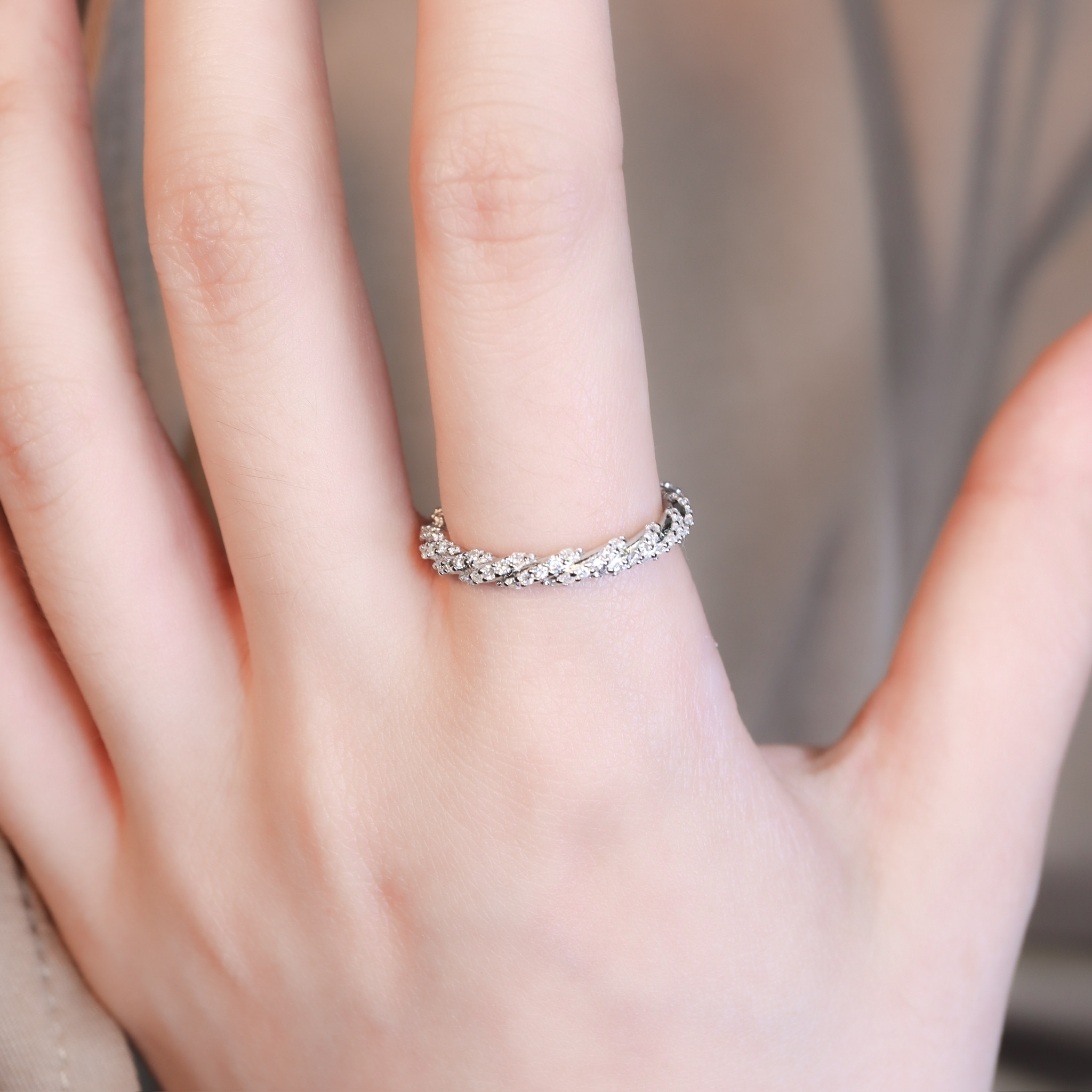 | 925純銀・厚鍍白金・莫桑石 | 鑽光身後是我戒指  | RI1061 |