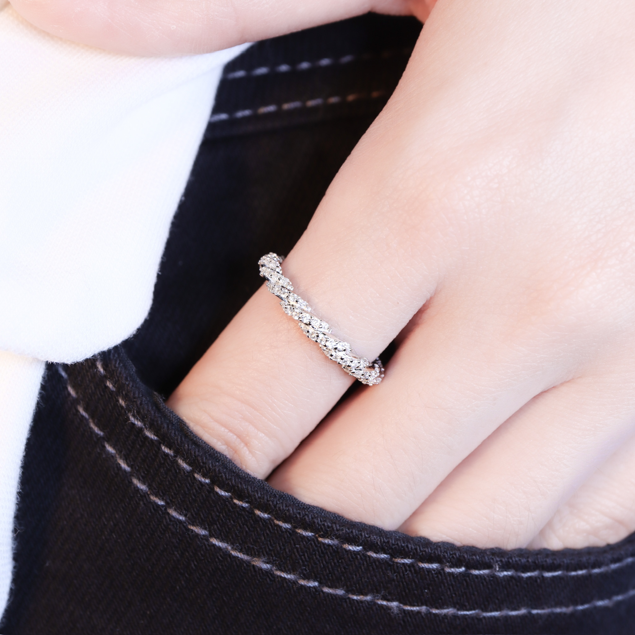 | 925純銀・厚鍍白金・莫桑石 | 鑽光身後是我戒指  | RI1061 |