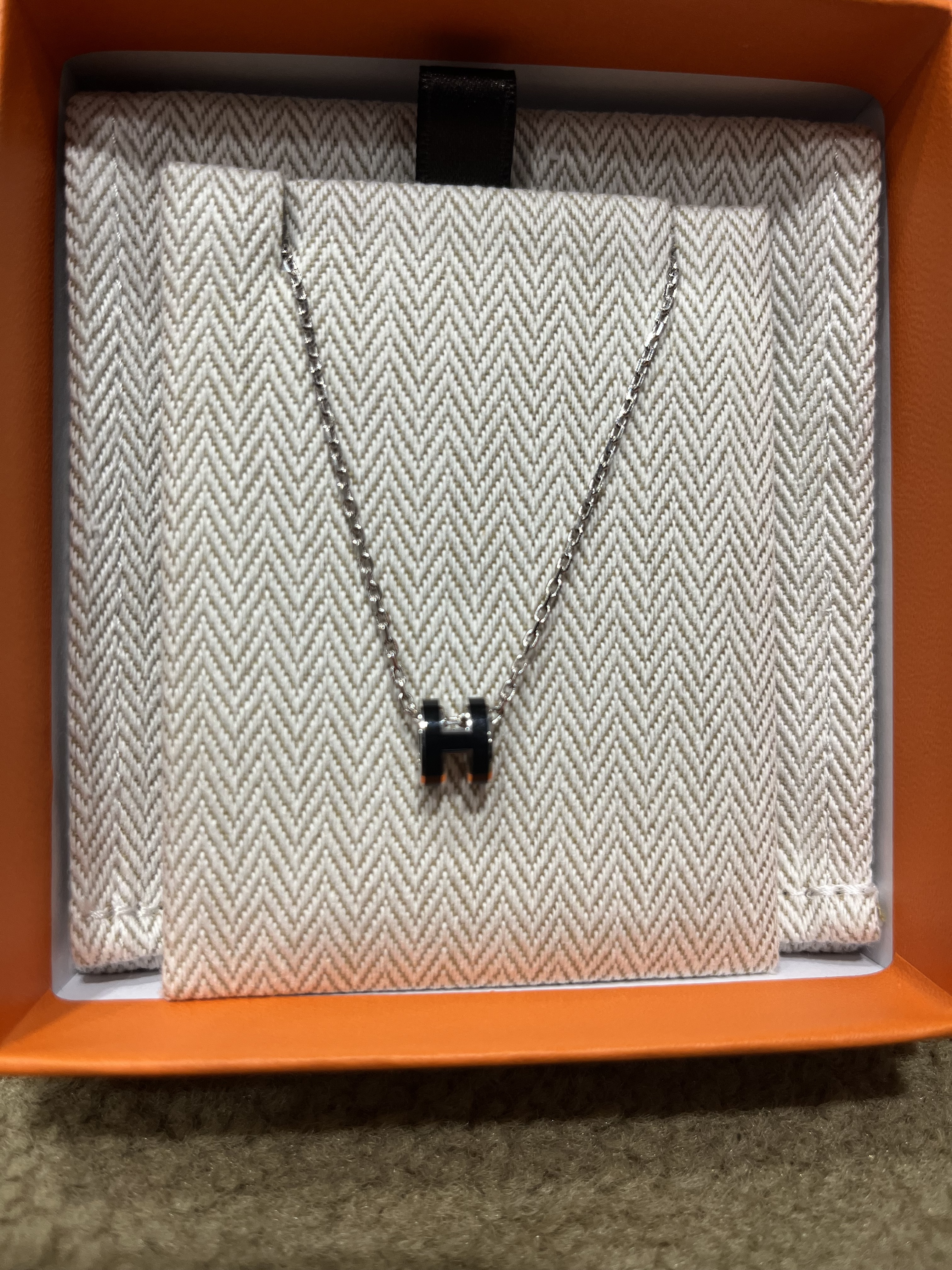 Mini pop H necklace 89 noir CK