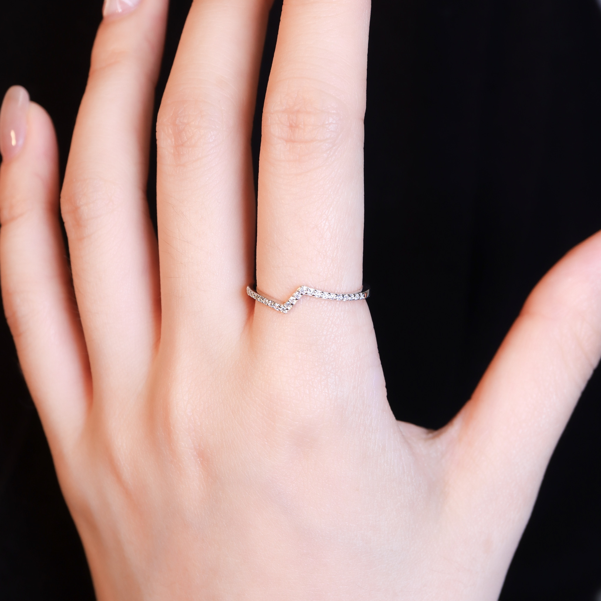 | 925純銀・厚鍍白金・莫桑石 | 鑽光心動不停戒指  | RI1077 |