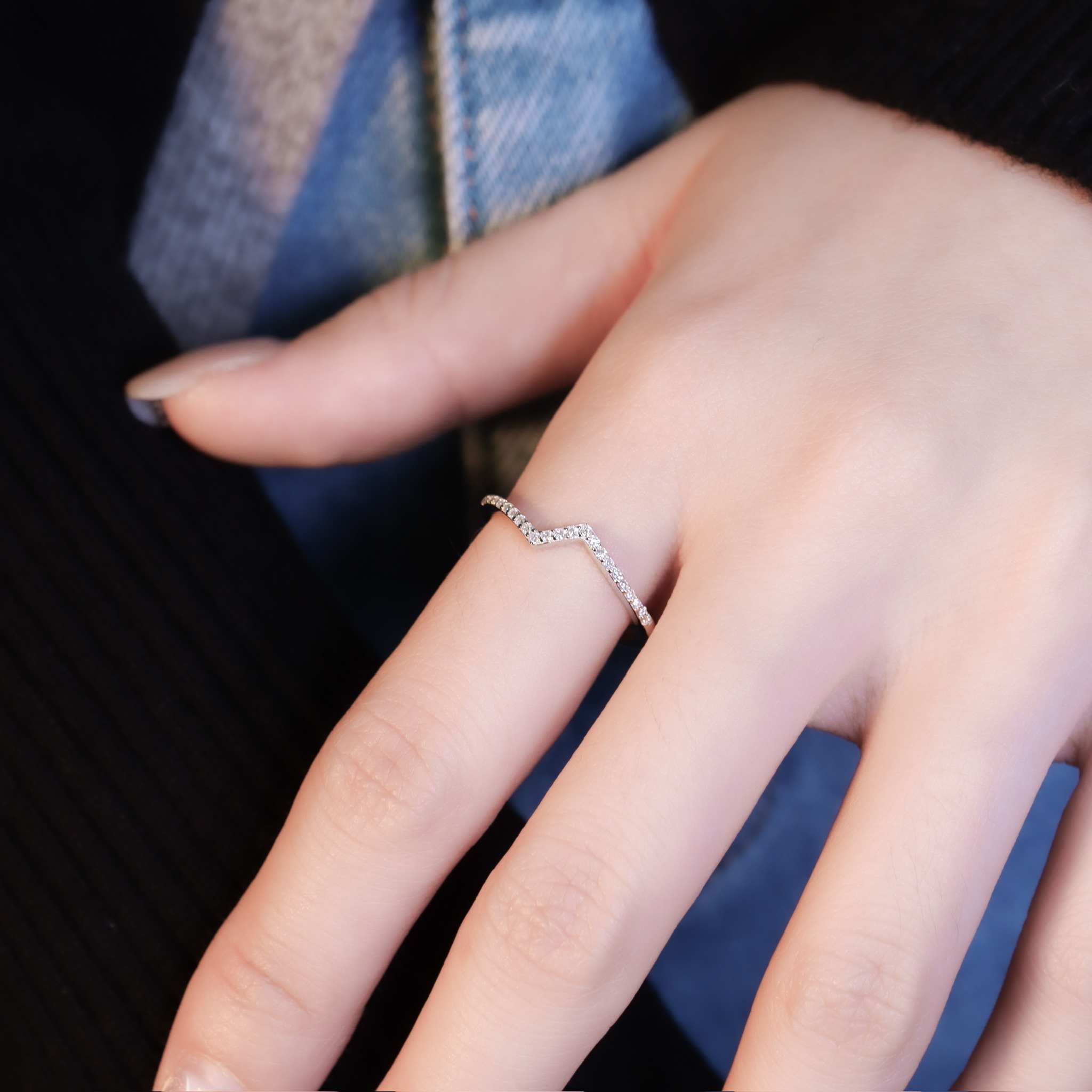 | 925純銀・厚鍍白金・莫桑石 | 鑽光心動不停戒指  | RI1077 |