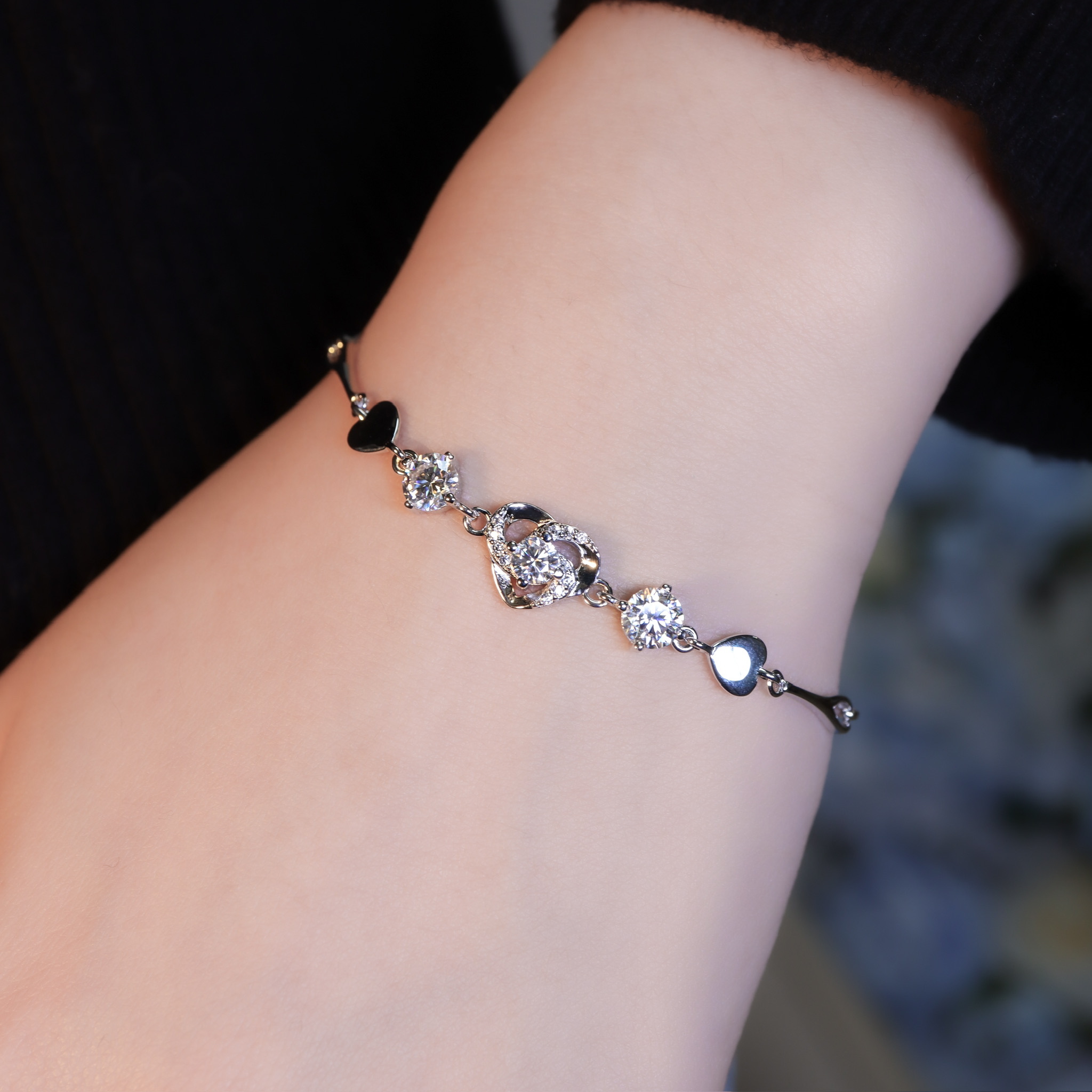 | 925純銀・ 厚鍍白金 ・莫桑石 | 鑽光愛意小漩渦軟手鐲 | BR1521 |