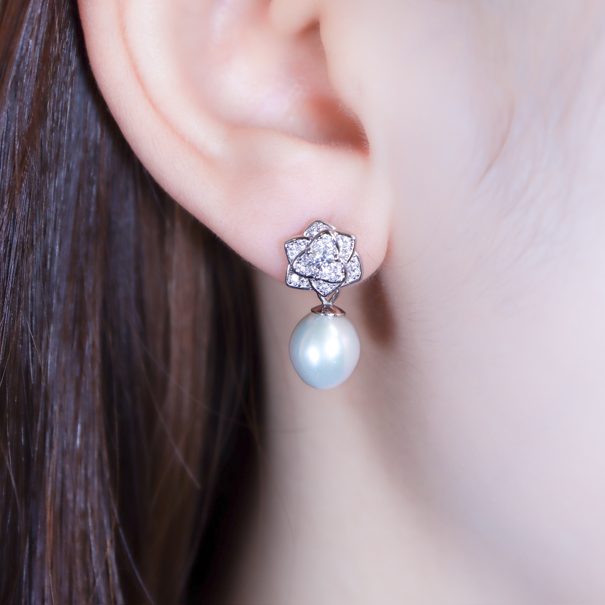 | 925純銀・厚鍍白金・莫桑石・珍珠 | 鑽光珍貴莊園耳環 | EA1132 |