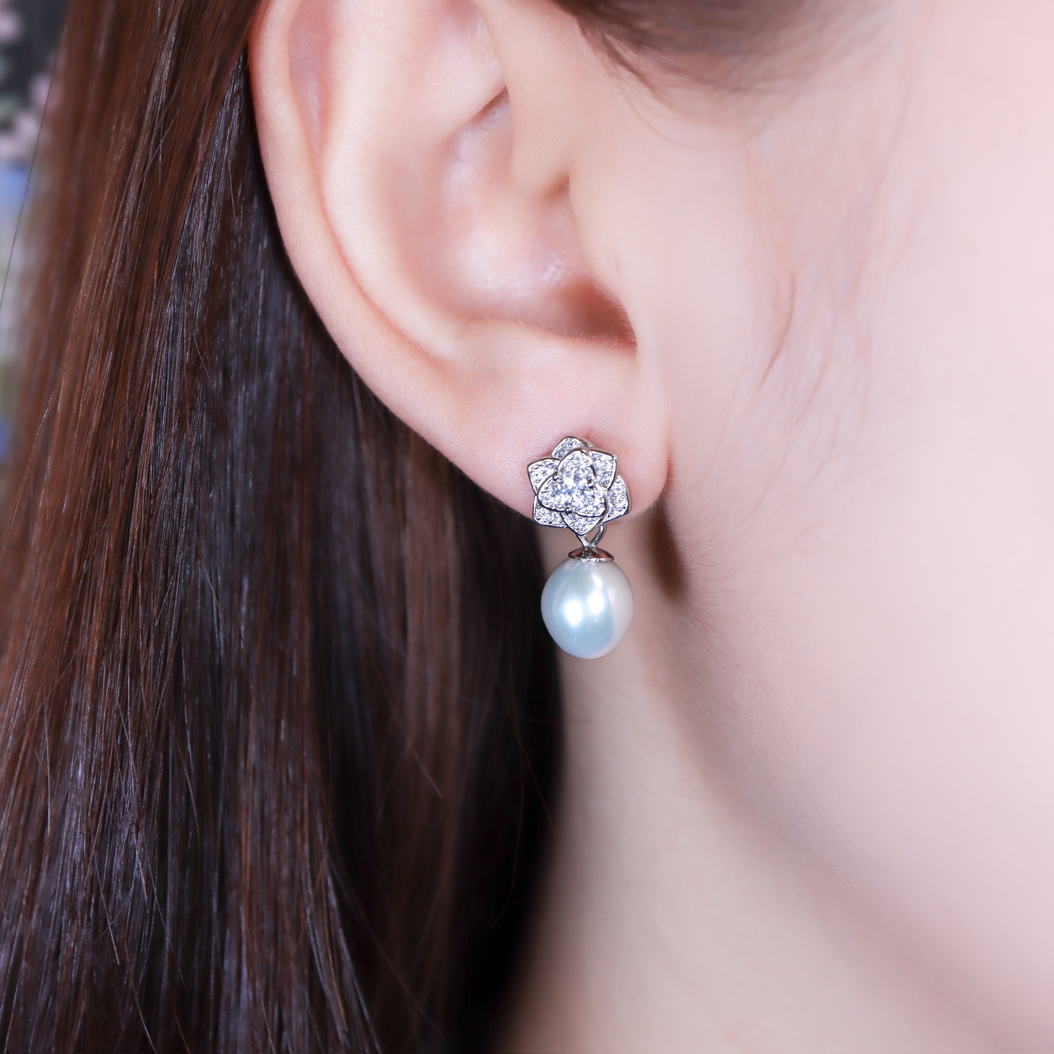 | 925純銀・厚鍍白金・莫桑石・珍珠 | 鑽光珍貴莊園耳環 | EA1132 |