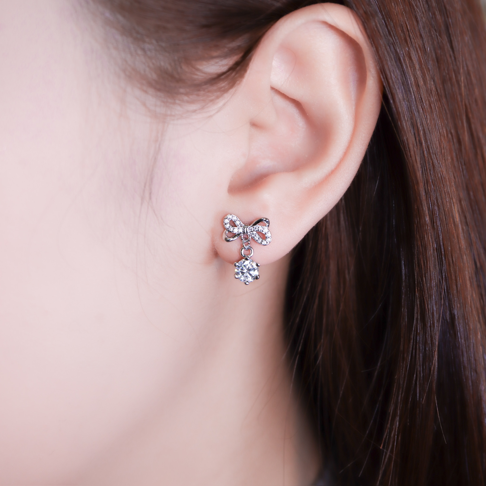 | 925純銀・厚鍍白金・莫桑石 | 鑽光儀式感禮結耳環 | EA1130 |