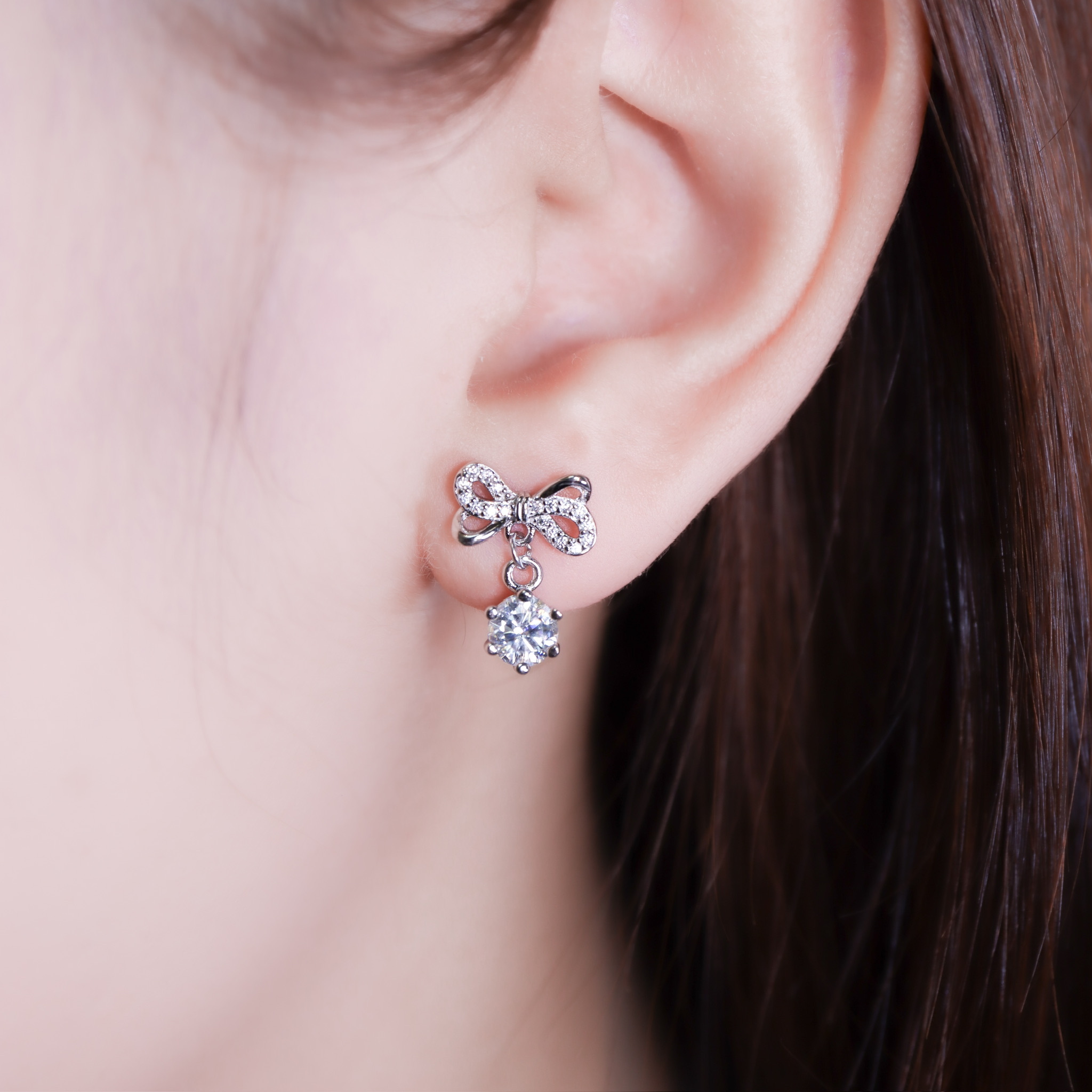 | 925純銀・厚鍍白金・莫桑石 | 鑽光儀式感禮結耳環 | EA1130 |