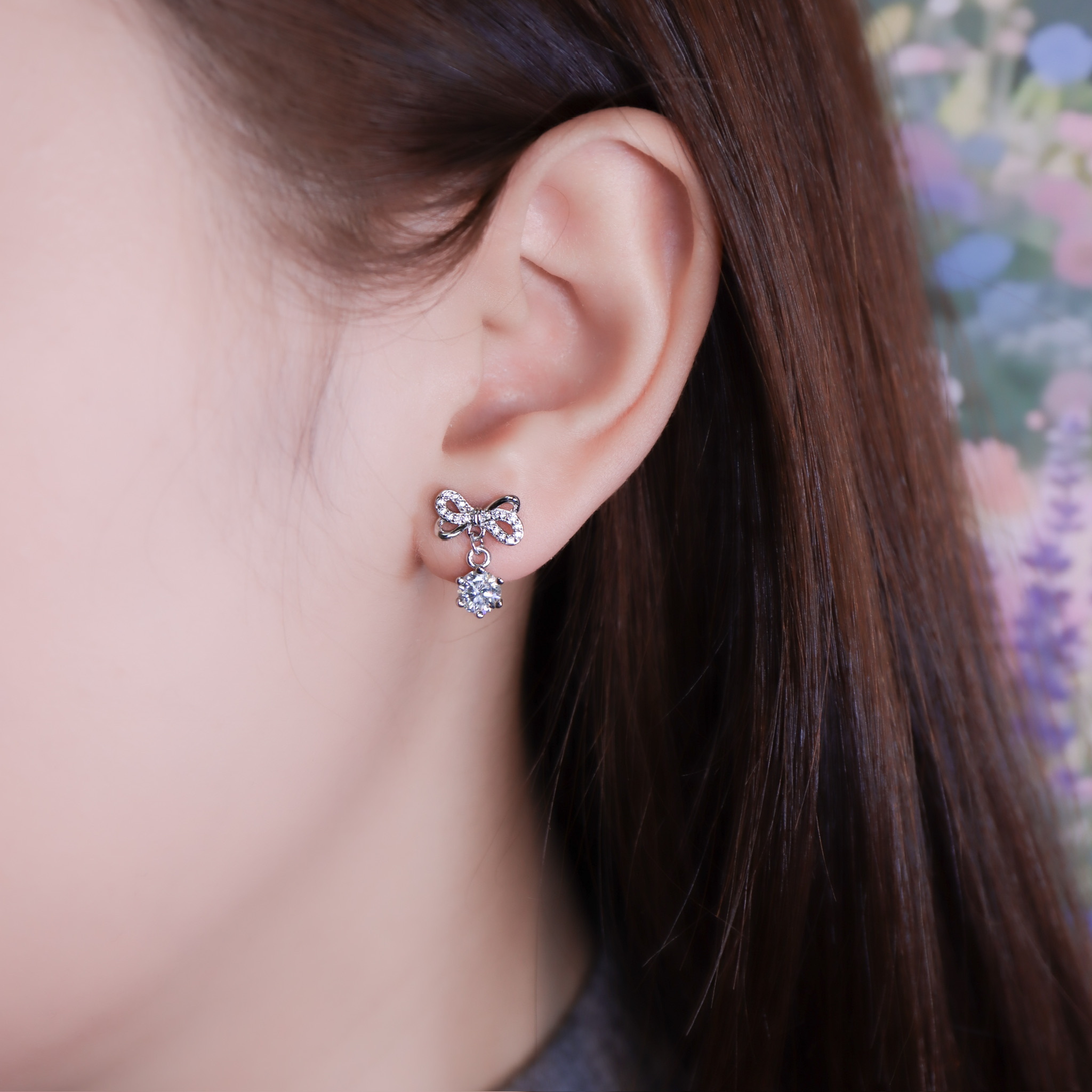 | 925純銀・厚鍍白金・莫桑石 | 鑽光儀式感禮結耳環 | EA1130 |