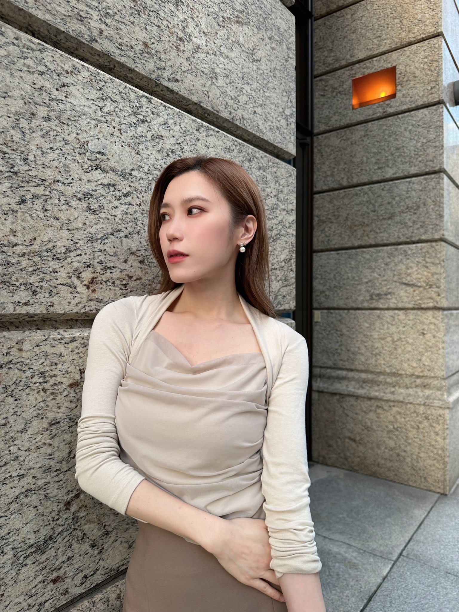 彈性顯瘦款抓皺梯形領上衣