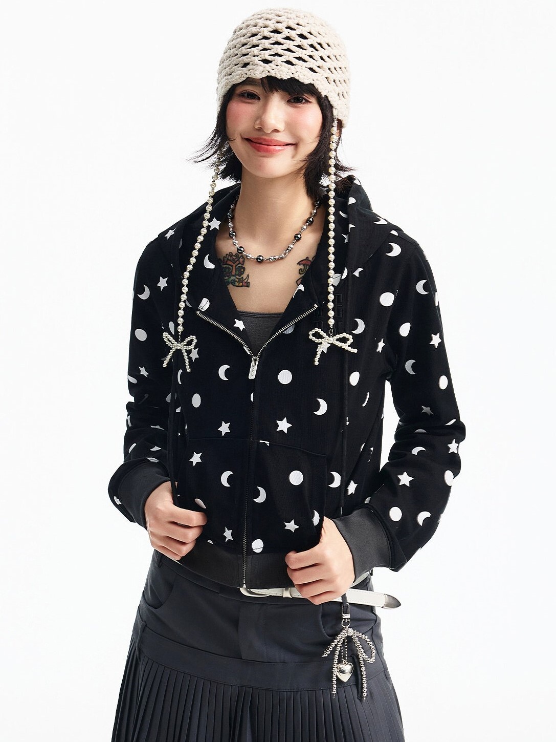 MEDM 胸前刺繡Logo 正肩短版 滿印日月星 休閒 抽繩連帽 外套