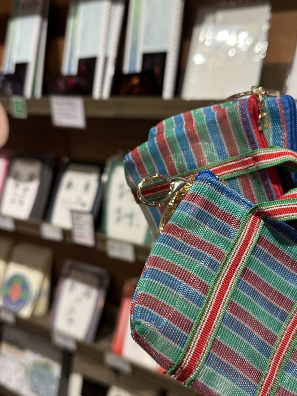 永康街伴手禮最受歡迎的是茄芷系列周邊，韓國旅客常會在店門口或花磚牆前拍照。