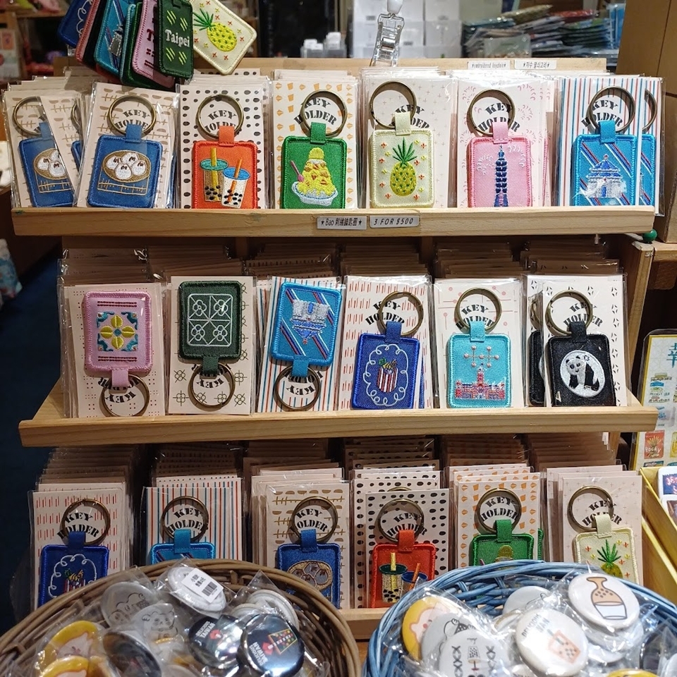 Bao Maison 的刺繡鑰匙圈（자수키링）是十分受歡迎的永康街伴手禮，從台北 101、芒果冰、珍珠奶茶到小籠包，小小一個，掛在包包或鑰匙上。