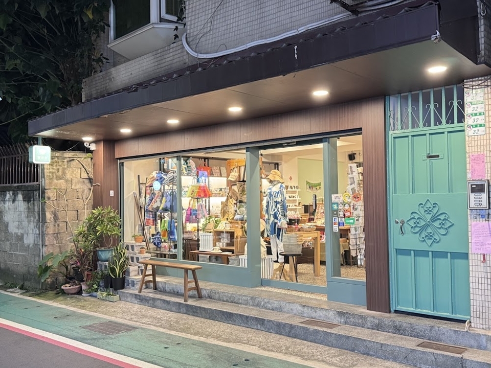 雲彩軒把台灣在地工藝轉化為生活中用的質感小物，一邊挑選永康街伴手禮，一邊感受台灣氛圍的細節。