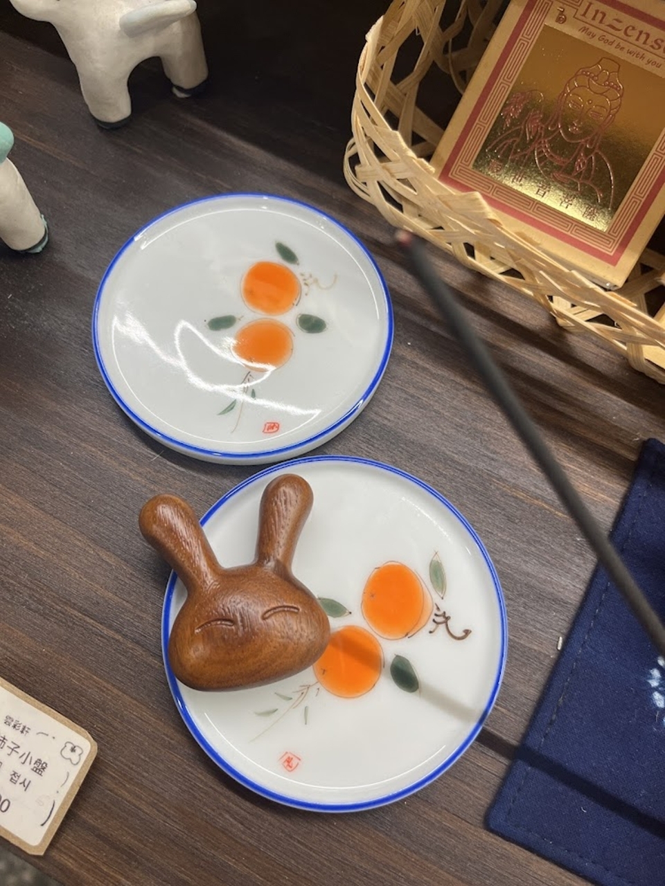 天然檀木小兔按摩器帶著淡淡木香，手握時有重量感，是不少韓國旅客喜歡的永康街伴手禮。