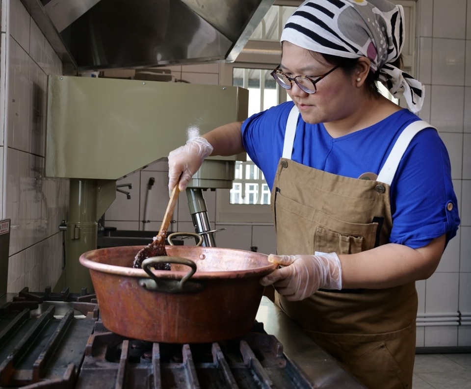 柯亞從水果本身出發，思考果實的個性如何被呈現，為一款作品設計前味、中味與後味，讓香氣層層展開。