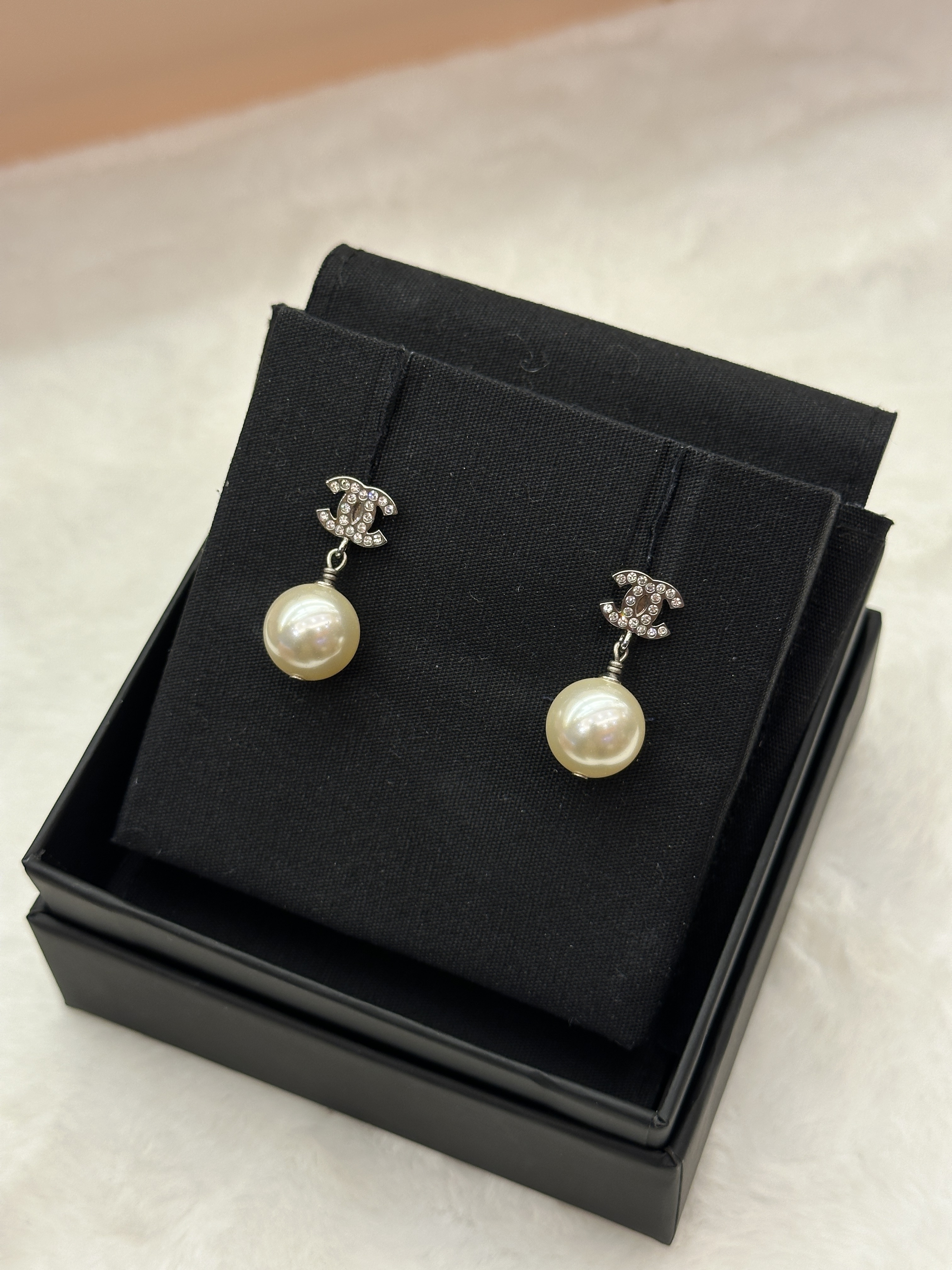 Chanel classic cc logo with pearls earrings