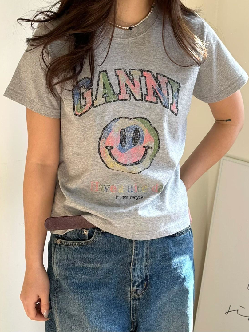 有點美式、有點童趣｜彩色字母設計感短袖上衣