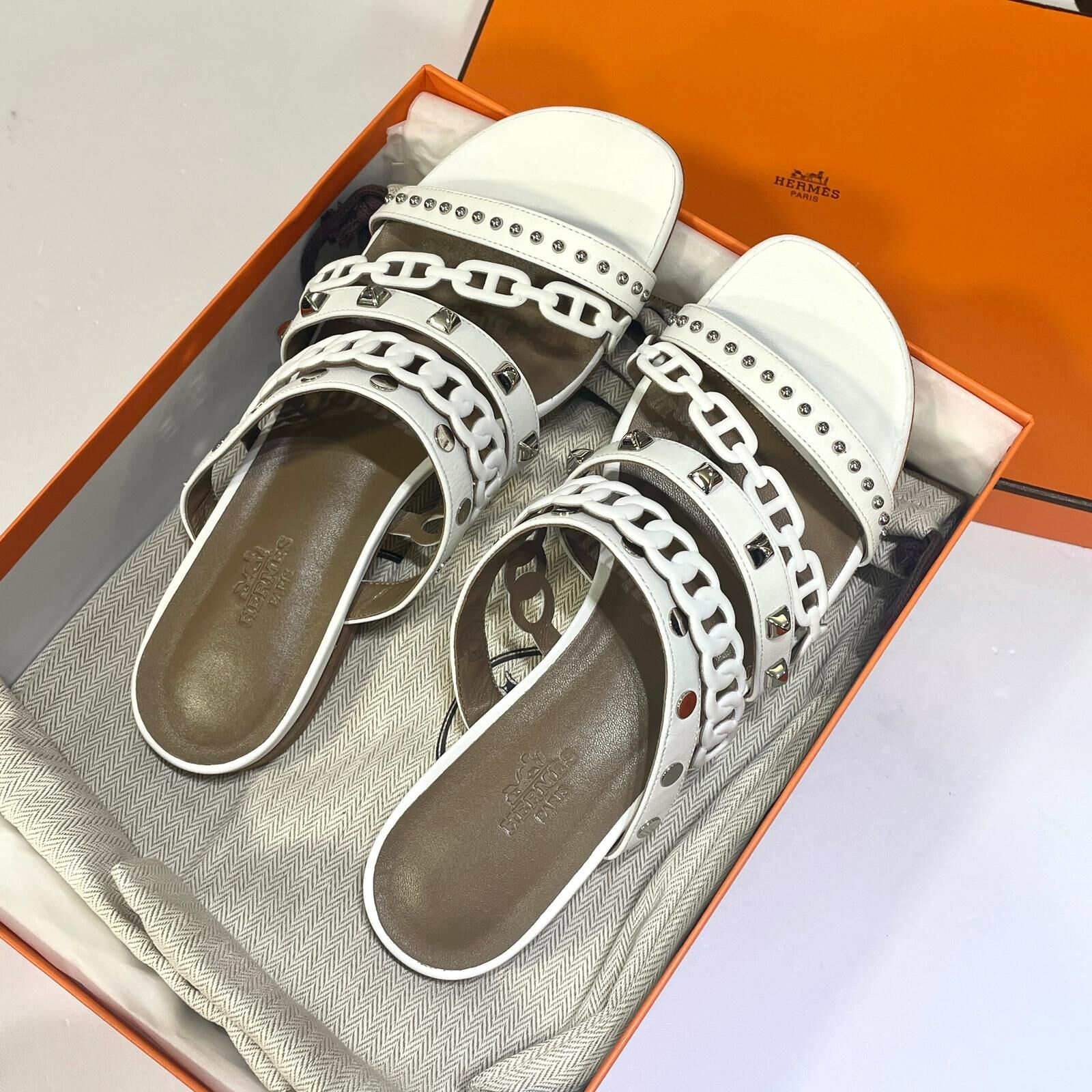 本週特價!!! 全新HERMES拖鞋 白色豬鼻窩釘平底鞋 37.5碼 Hermés Napa Amalfi Sandals H201067Z #BRAND NEW #香榭站正品