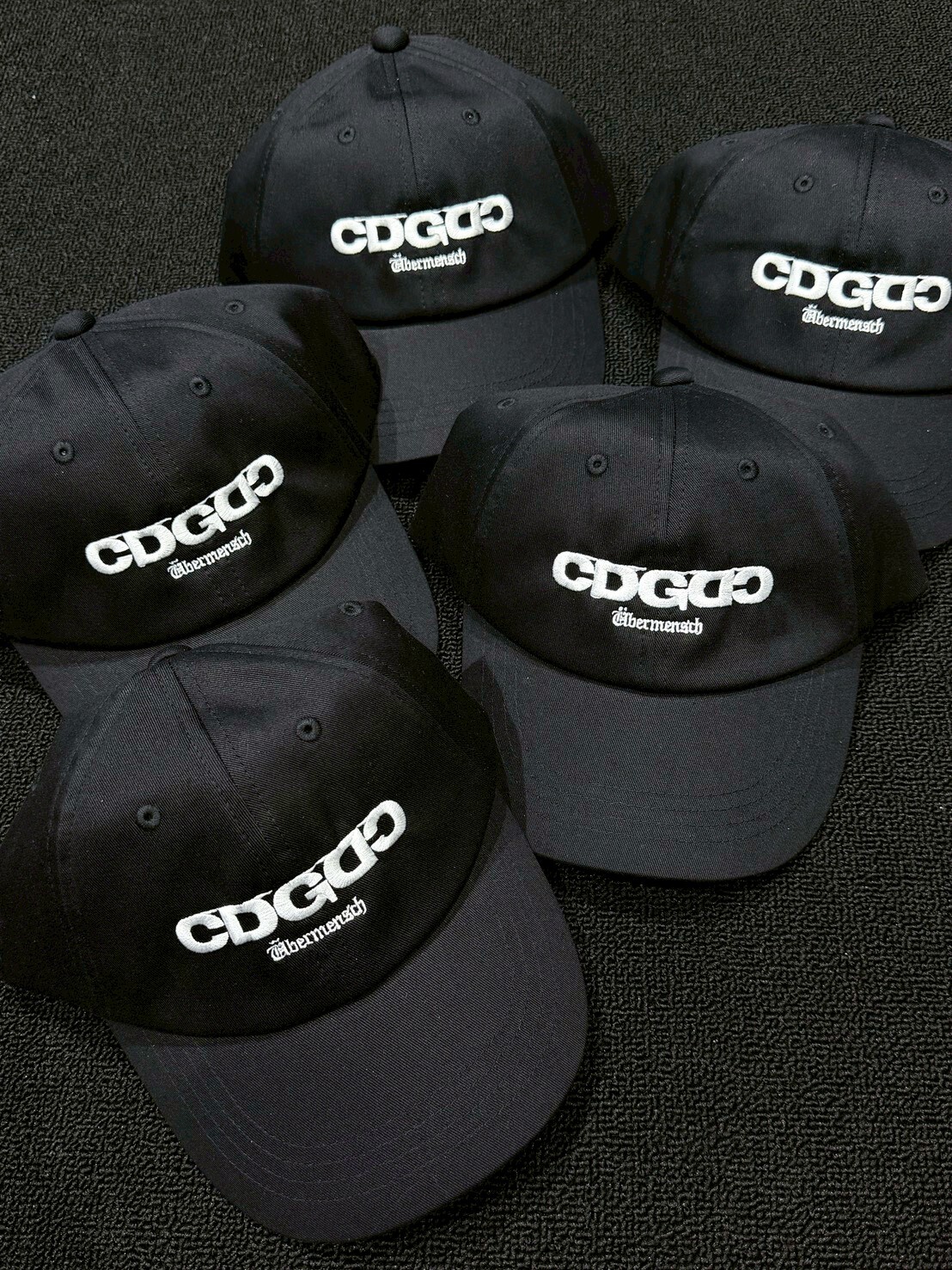 Comme des Garçons CDG x GDRAGON UBERMENSCH 刺繡字體Logo 老帽