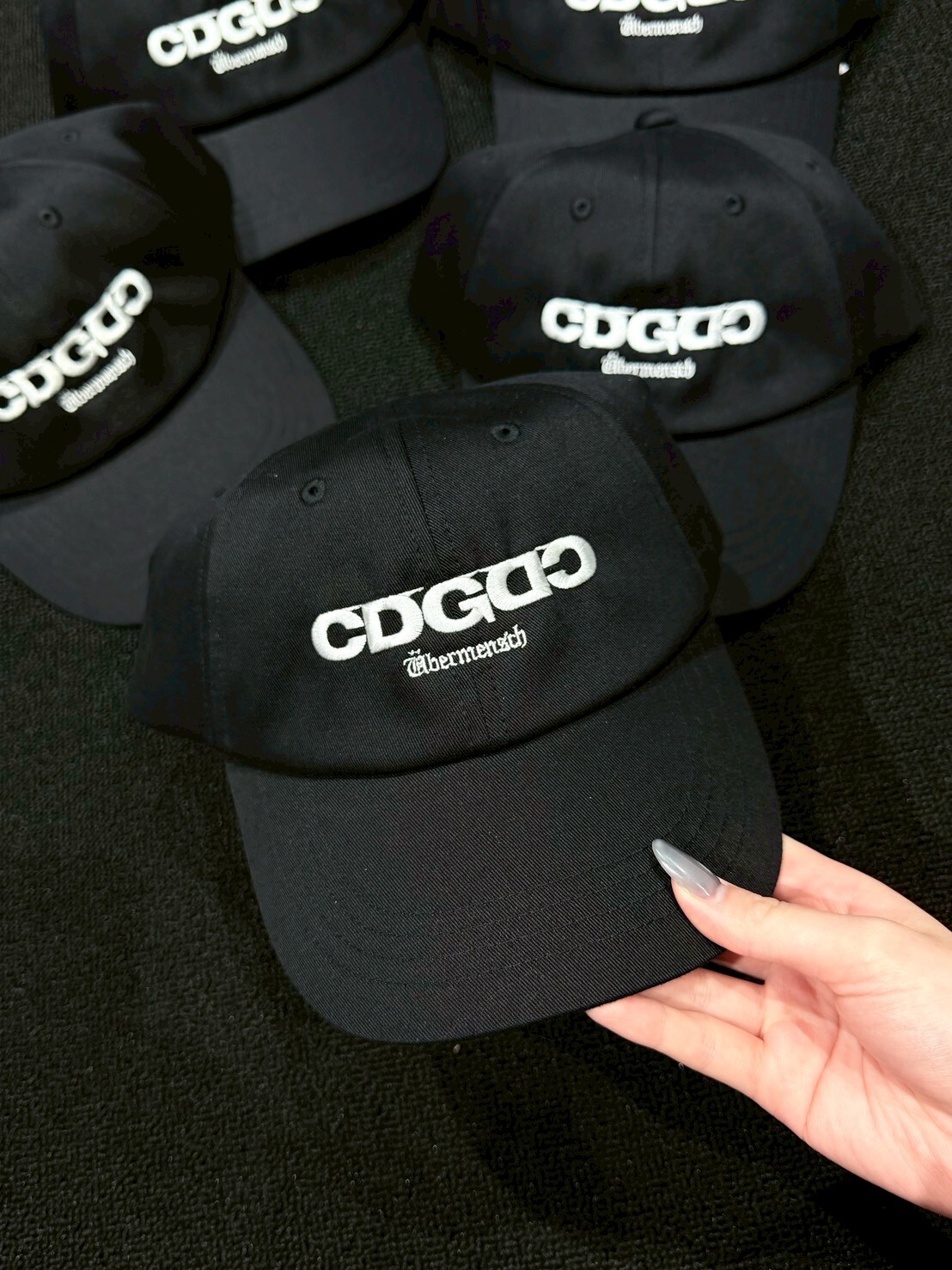 Comme des Garçons CDG x GDRAGON UBERMENSCH 刺繡字體Logo 老帽