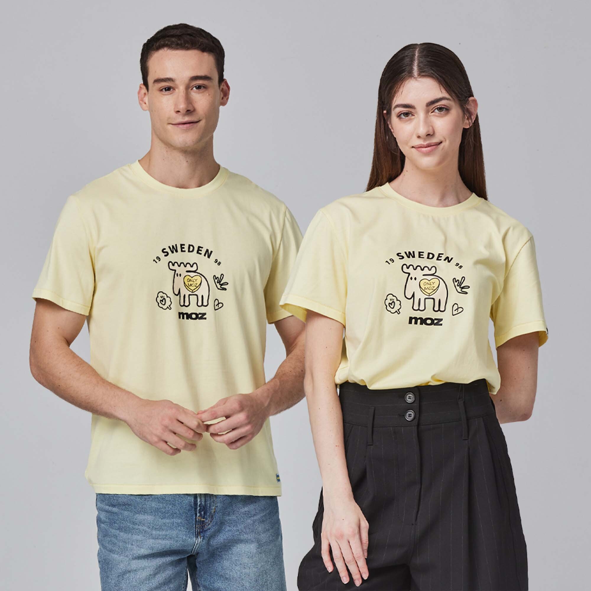 【官網限定款】moz瑞典 環形插畫駝鹿 舒適柔棉 100%純棉短T-鵝黃(亞洲版)男女共款