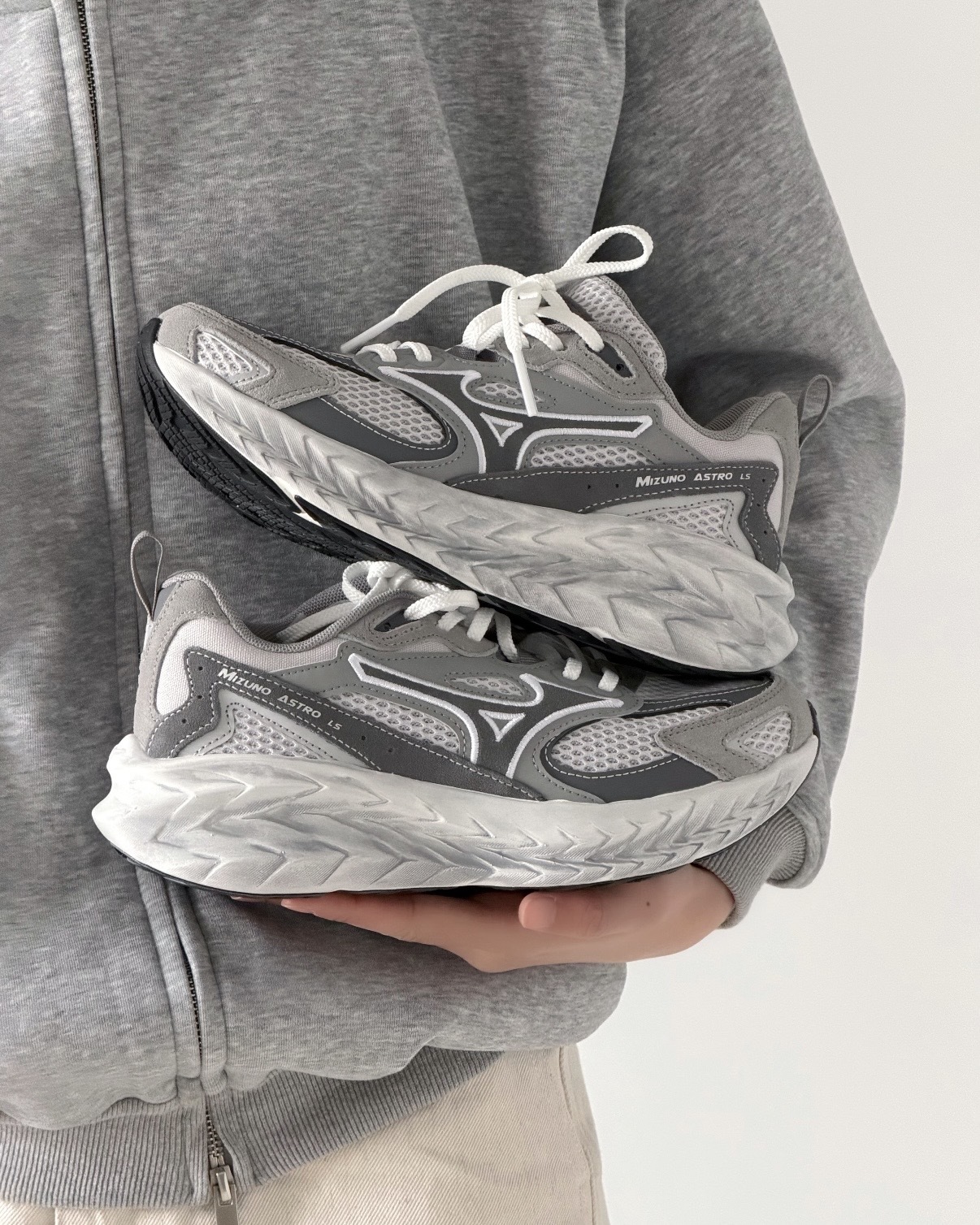 MIZUNO ASTRO LS 淺灰 灰白 灰色 低飽和 復古 增高 厚底 緩震 男女鞋 D1GH252106 / 預購