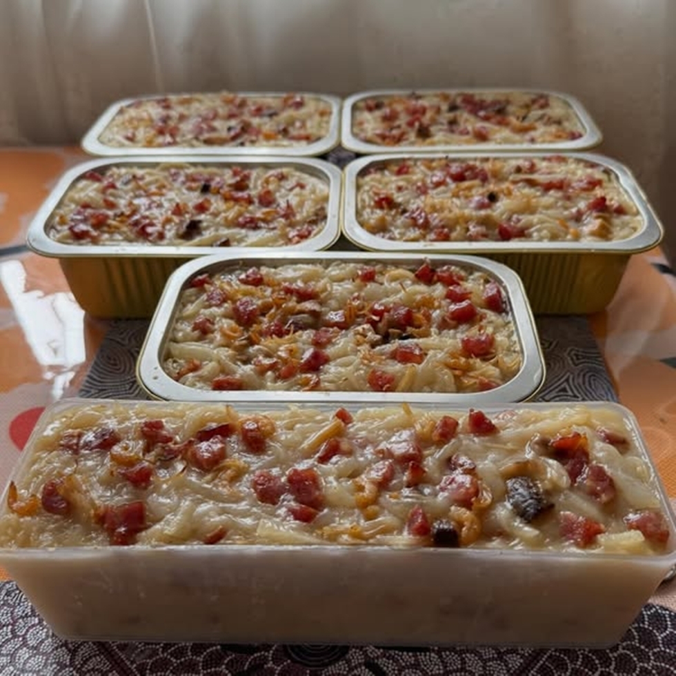 港式蘿蔔糕會拌入蝦米（Dried shrimp）和臘腸（Chinese sausage），有些還會加入高湯與豬油提味，每一口都吃得到配料的鹹香與油脂的厚度。